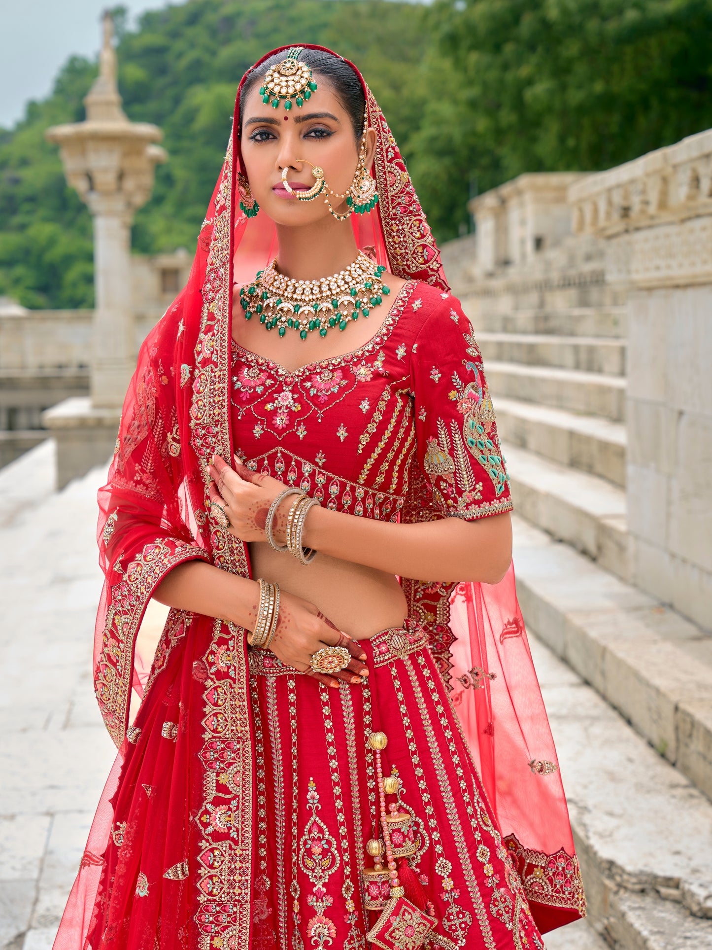Eleganter rosa-grauer Braut-Lehenga mit Zarkan-Stickerei und Pailletten