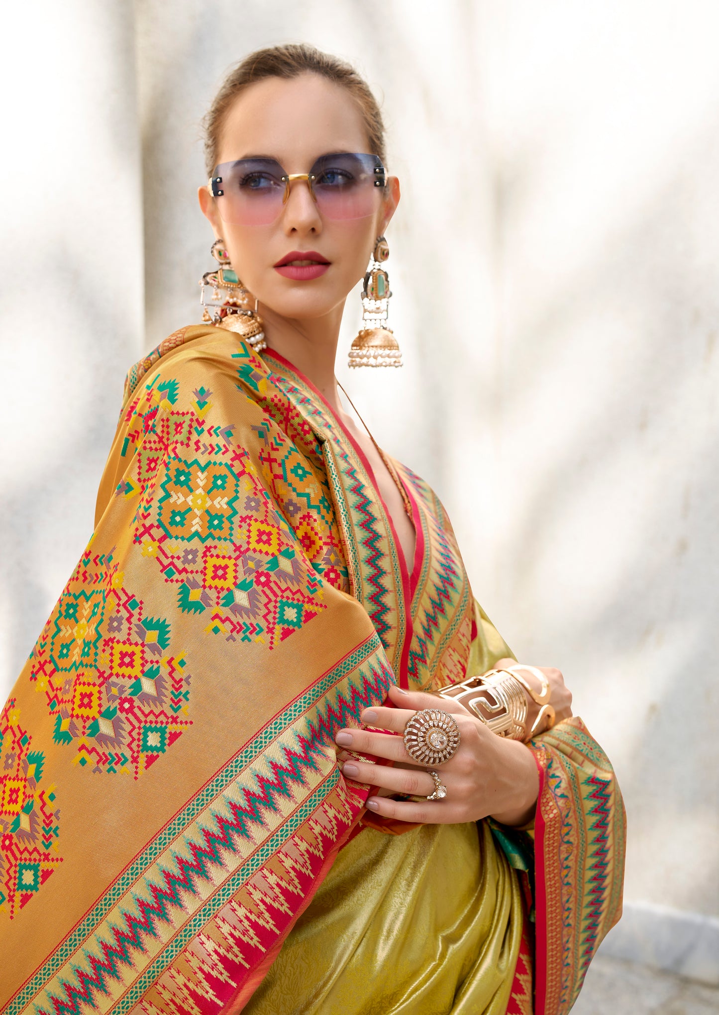 Sari en soie raffiné ethnique à bordure contrastée jaune vif rouge multicolore Tradition COLLECTION RADHIKA