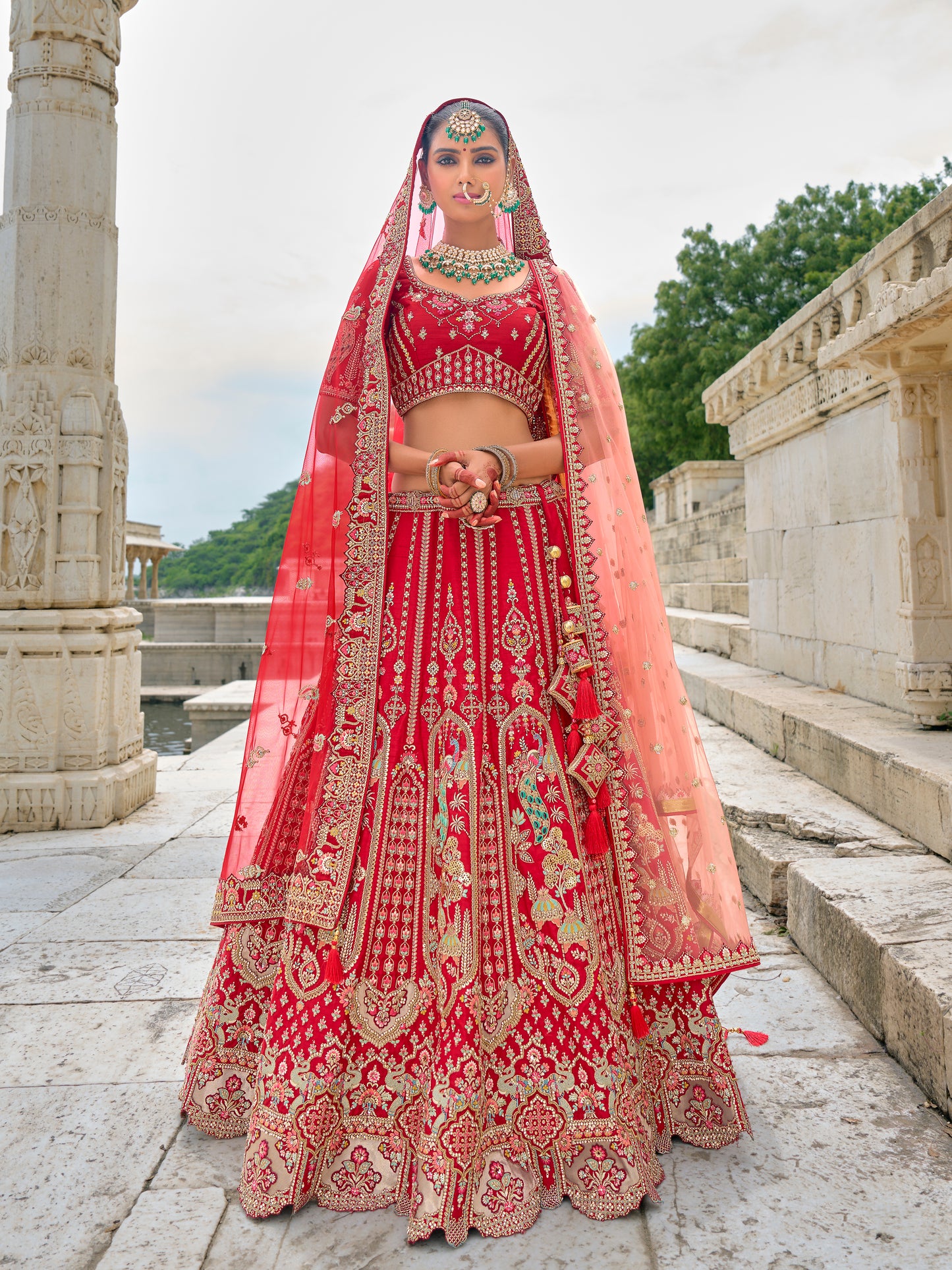 Eleganter rosa-grauer Braut-Lehenga mit Zarkan-Stickerei und Pailletten