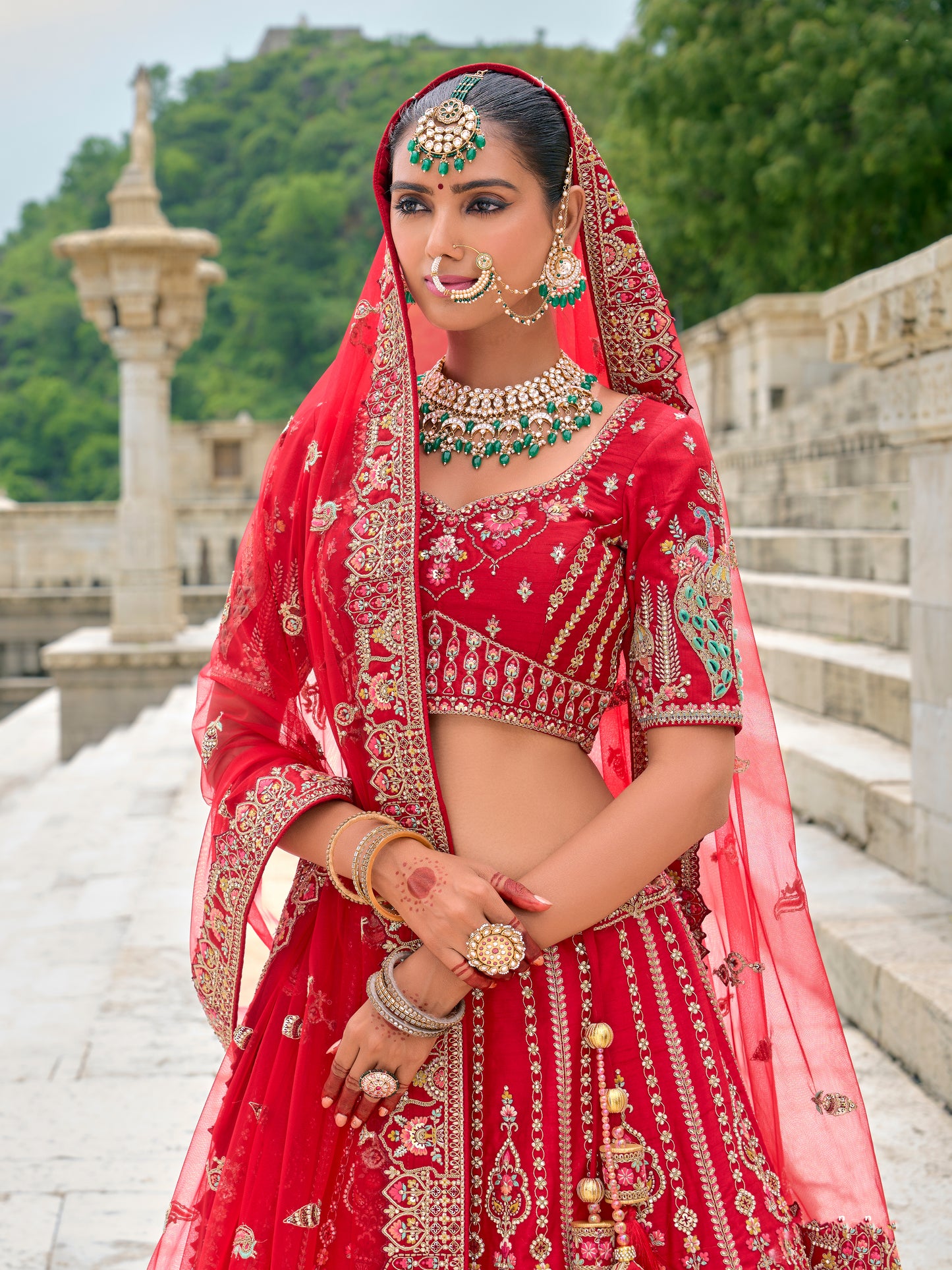 Eleganter rosa-grauer Braut-Lehenga mit Zarkan-Stickerei und Pailletten