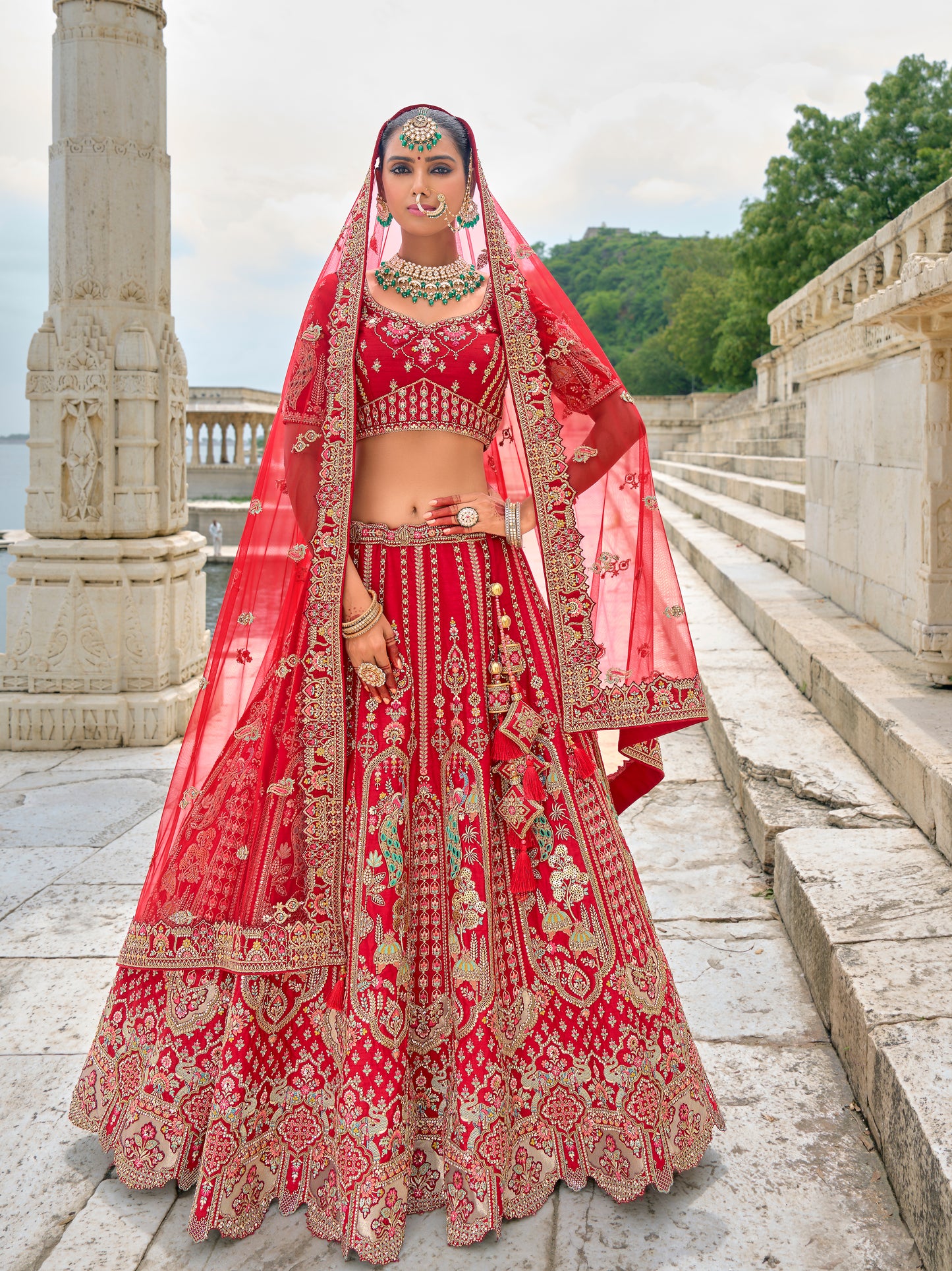 Eleganter rosa-grauer Braut-Lehenga mit Zarkan-Stickerei und Pailletten