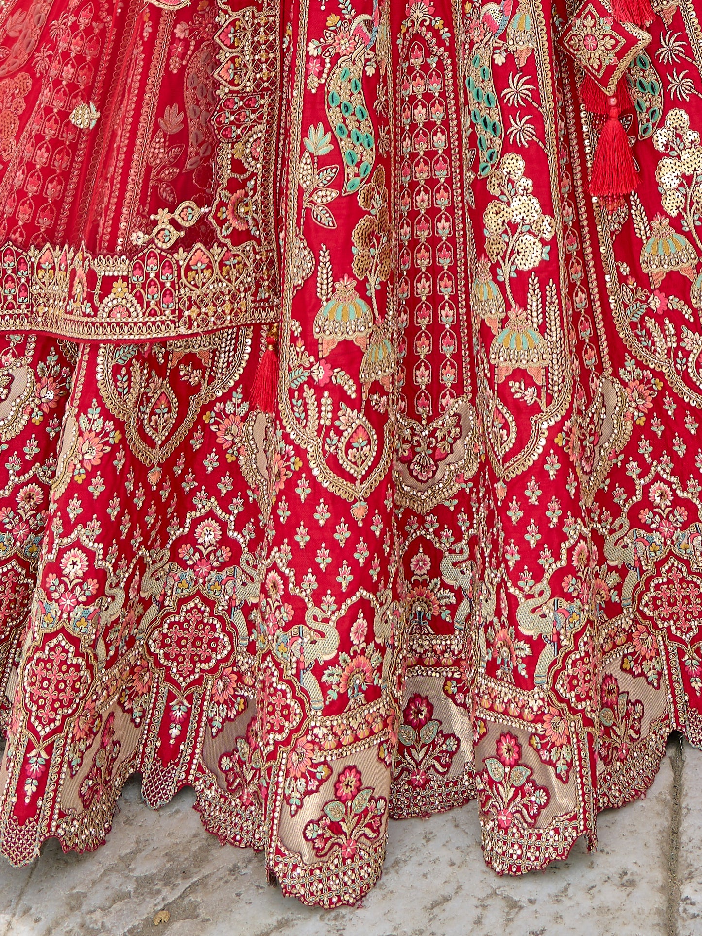 Eleganter rosa-grauer Braut-Lehenga mit Zarkan-Stickerei und Pailletten