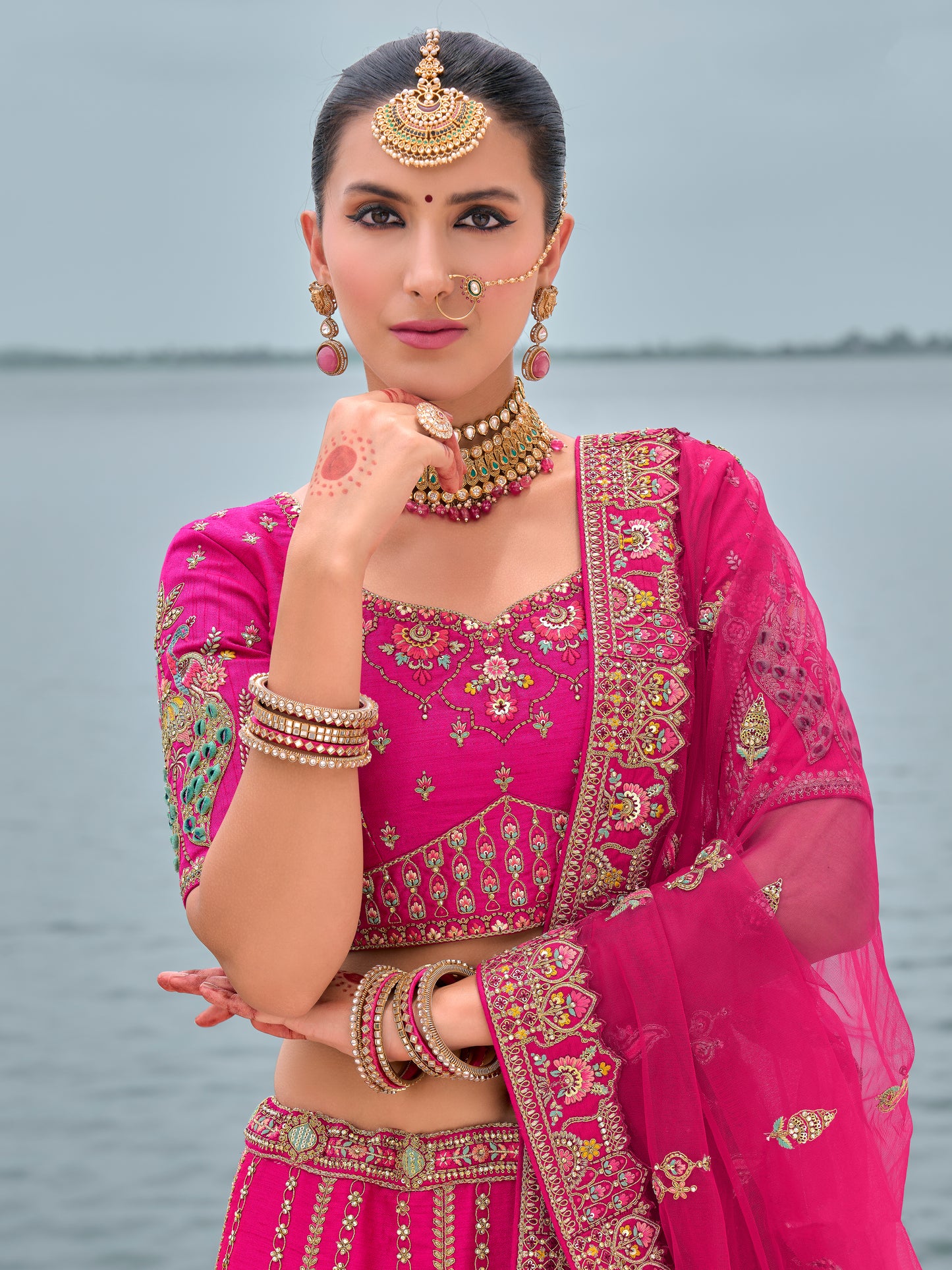Eleganter rosa-grauer Braut-Lehenga mit Zarkan-Stickerei und Pailletten