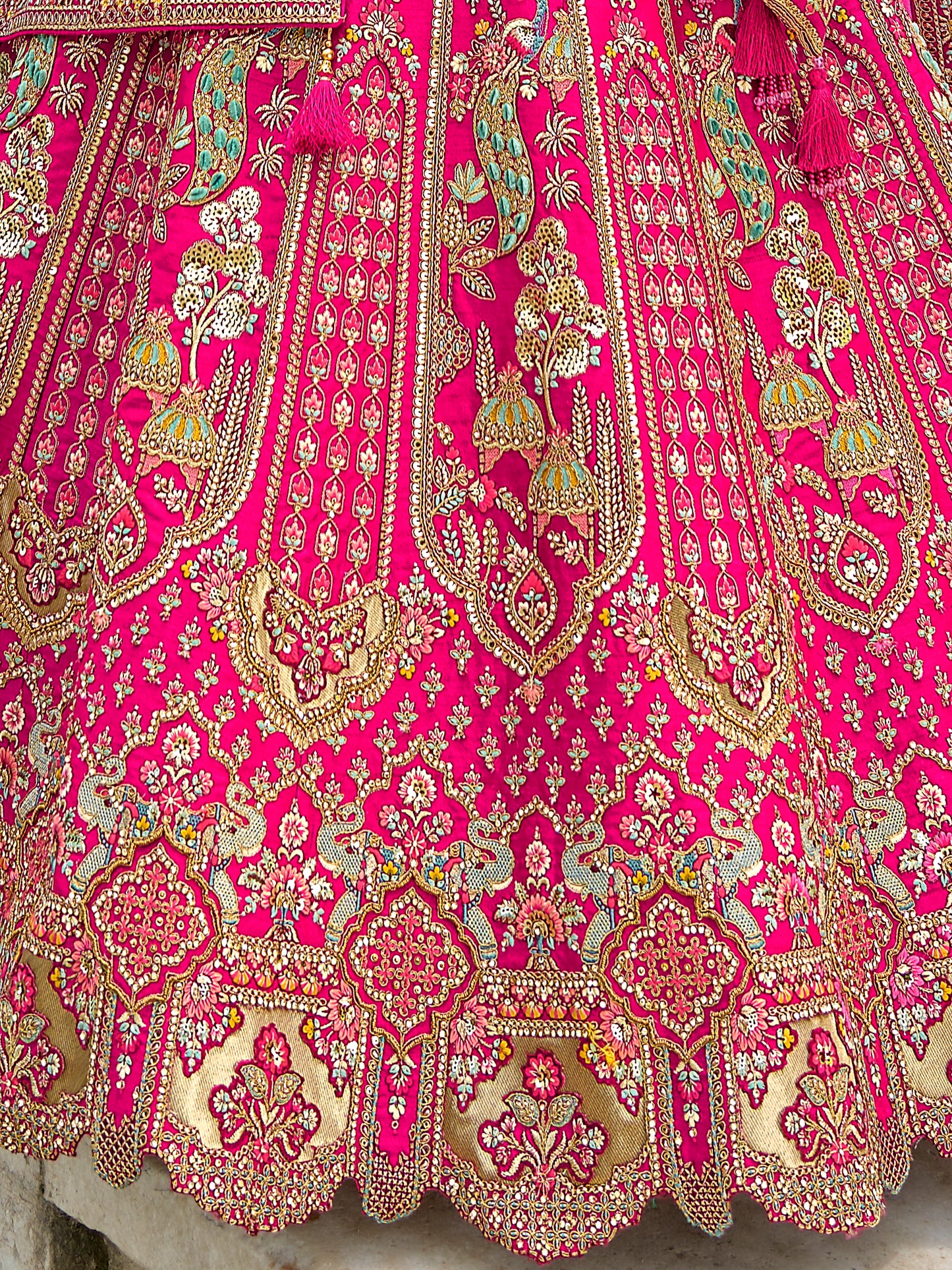 Eleganter rosa-grauer Braut-Lehenga mit Zarkan-Stickerei und Pailletten