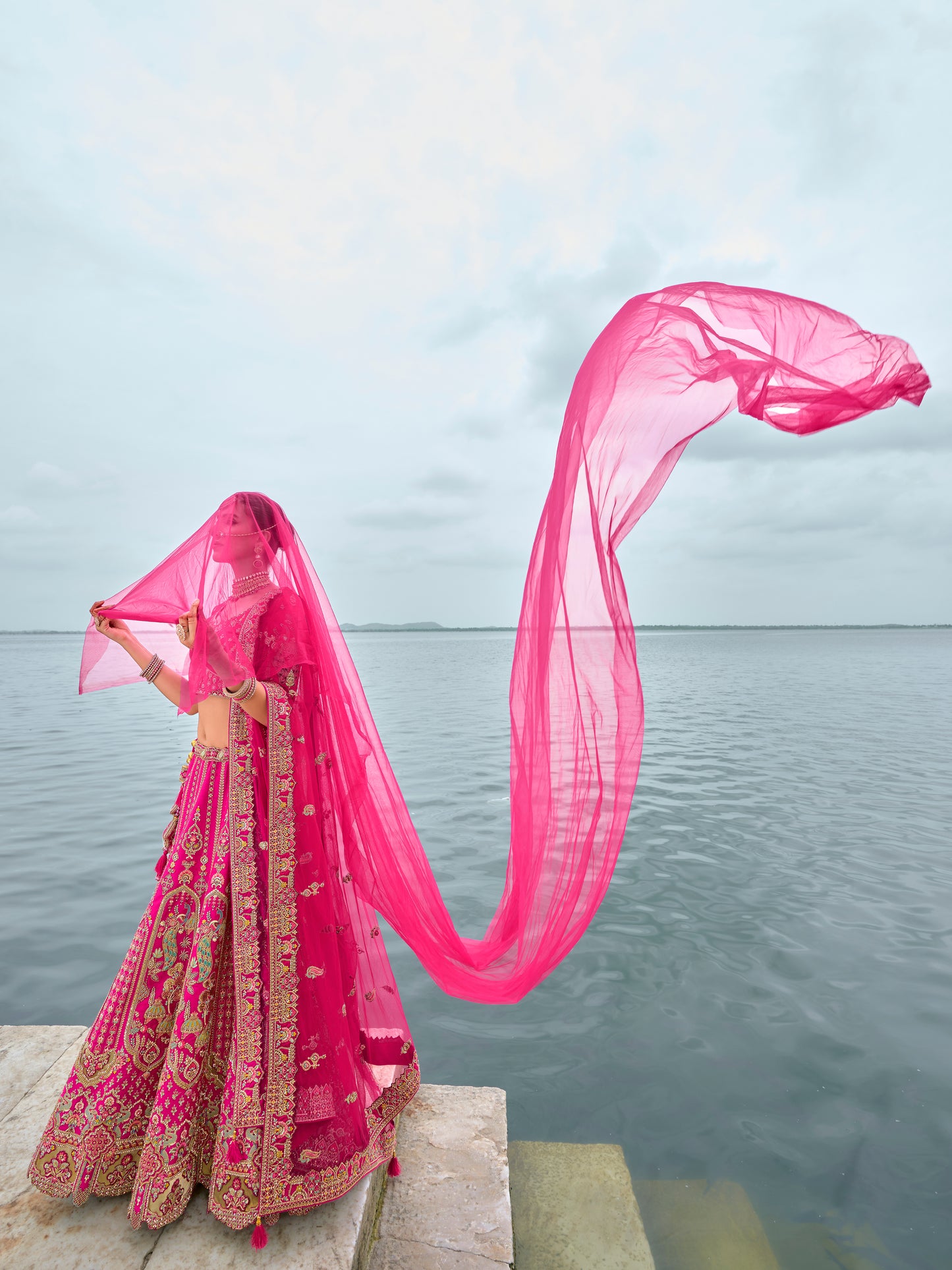 Eleganter rosa-grauer Braut-Lehenga mit Zarkan-Stickerei und Pailletten