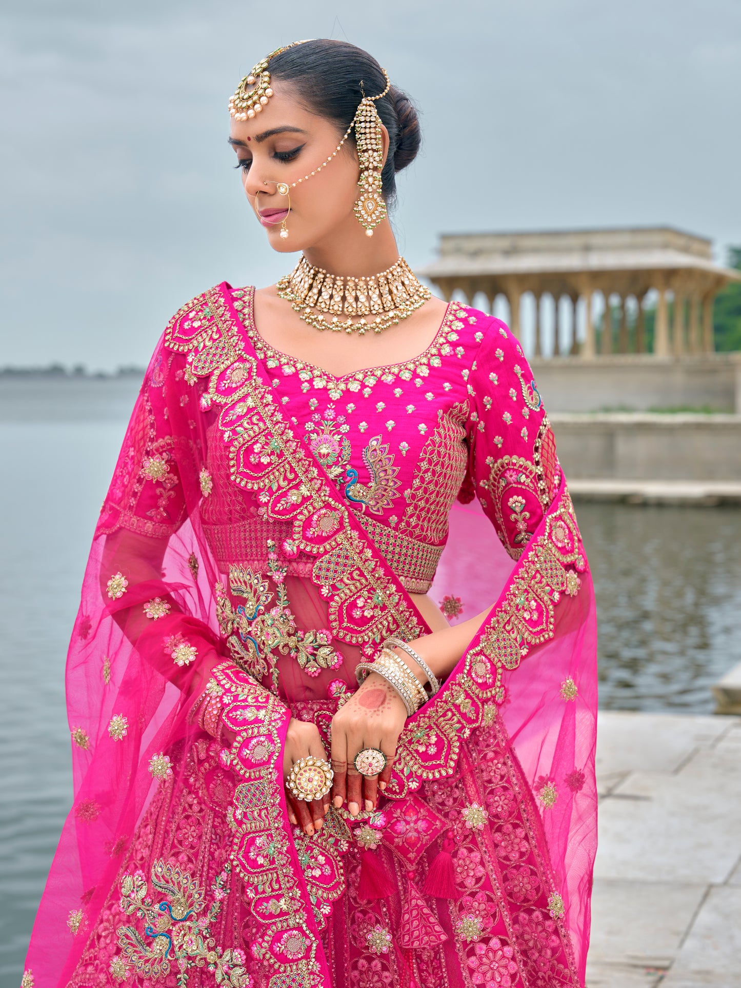 Eleganter rosa-grauer Braut-Lehenga mit Zarkan-Stickerei und Pailletten