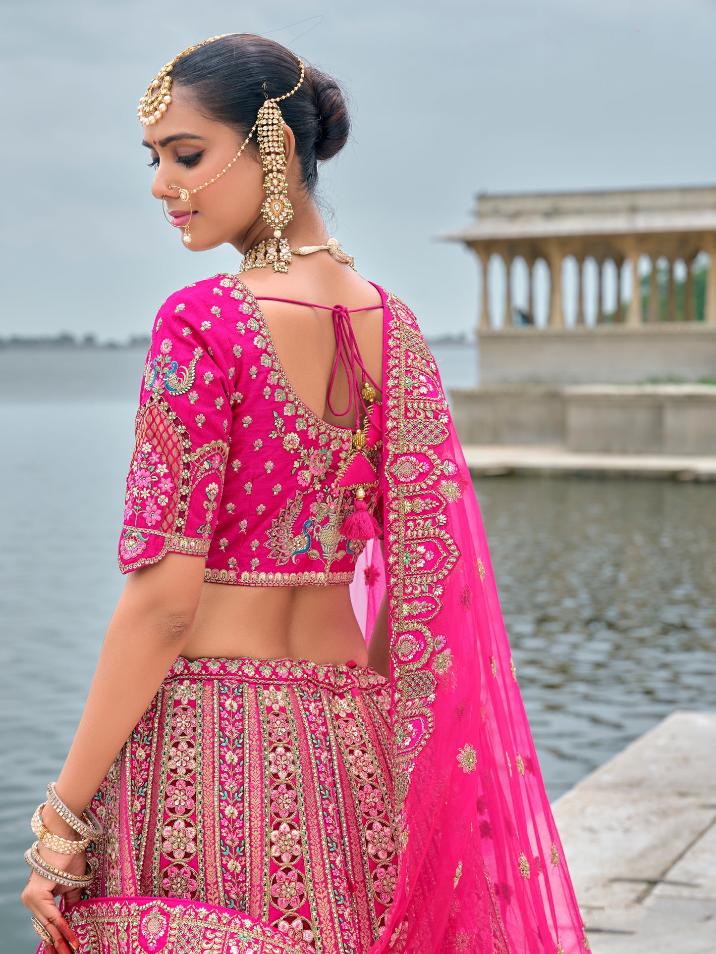 Eleganter rosa-grauer Braut-Lehenga mit Zarkan-Stickerei und Pailletten