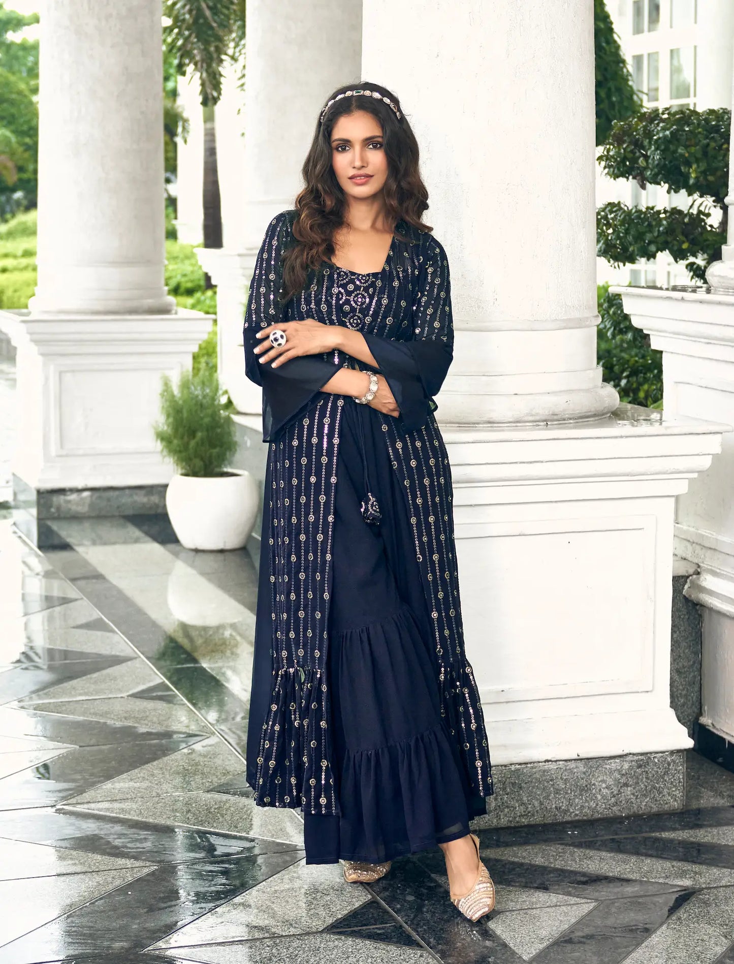 Marineblaues Georgette-Sharara-Set im indo-westlichen Stil mit Fadenstickerei und Pailletten