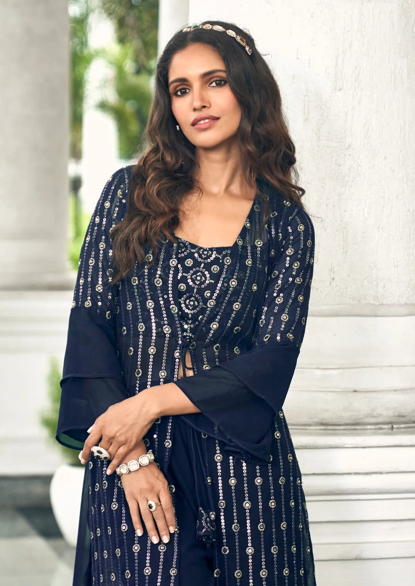Marineblaues Georgette-Sharara-Set im indo-westlichen Stil mit Fadenstickerei und Pailletten