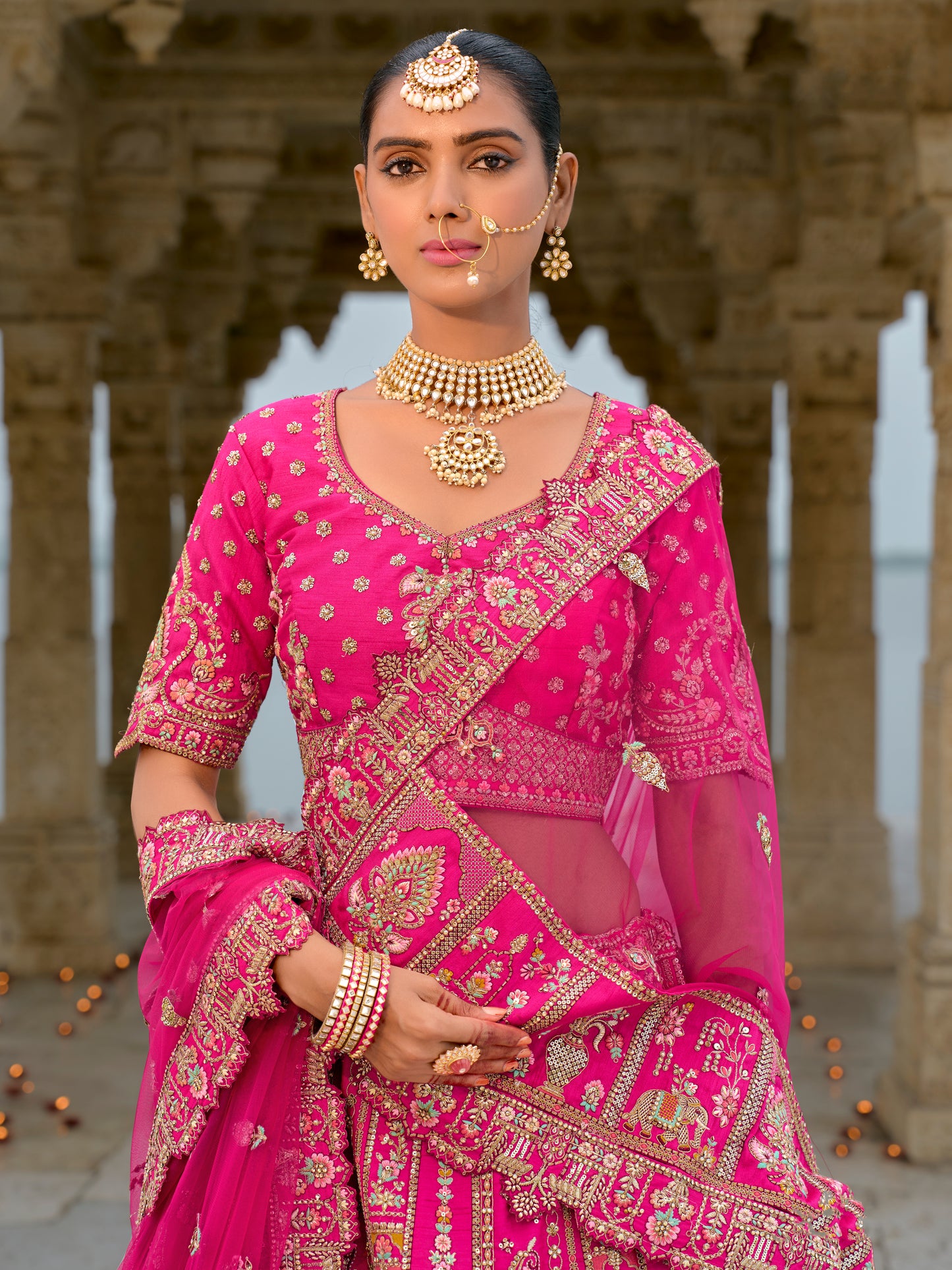 Eleganter rosa-grauer Braut-Lehenga mit Zarkan-Stickerei und Pailletten