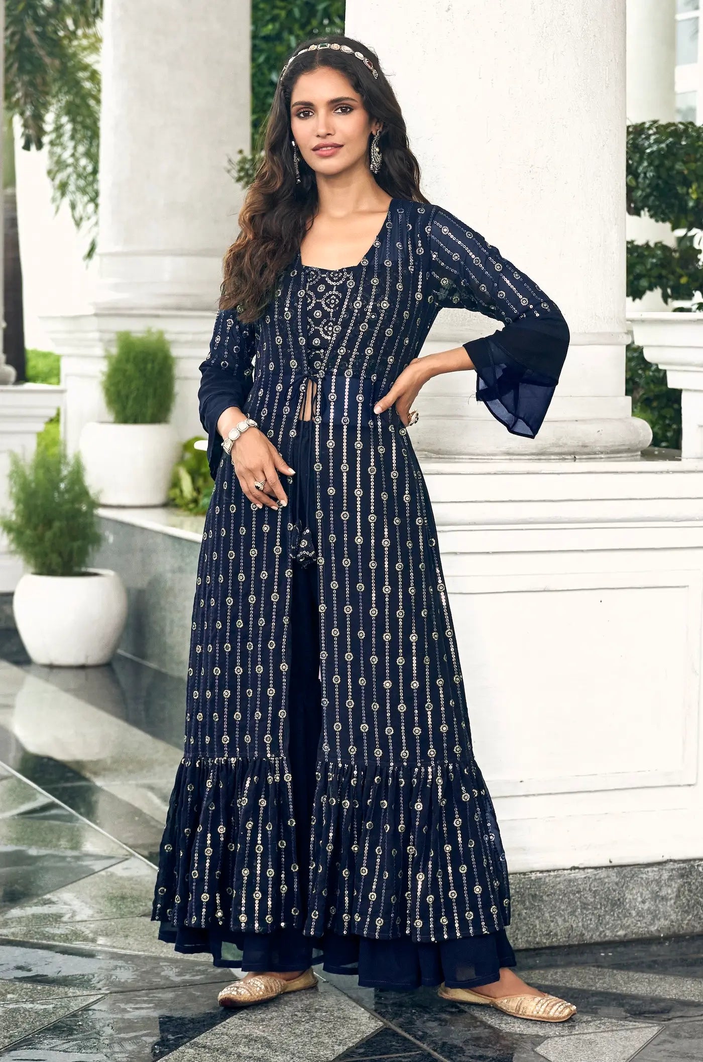 Marineblaues Georgette-Sharara-Set im indo-westlichen Stil mit Fadenstickerei und Pailletten