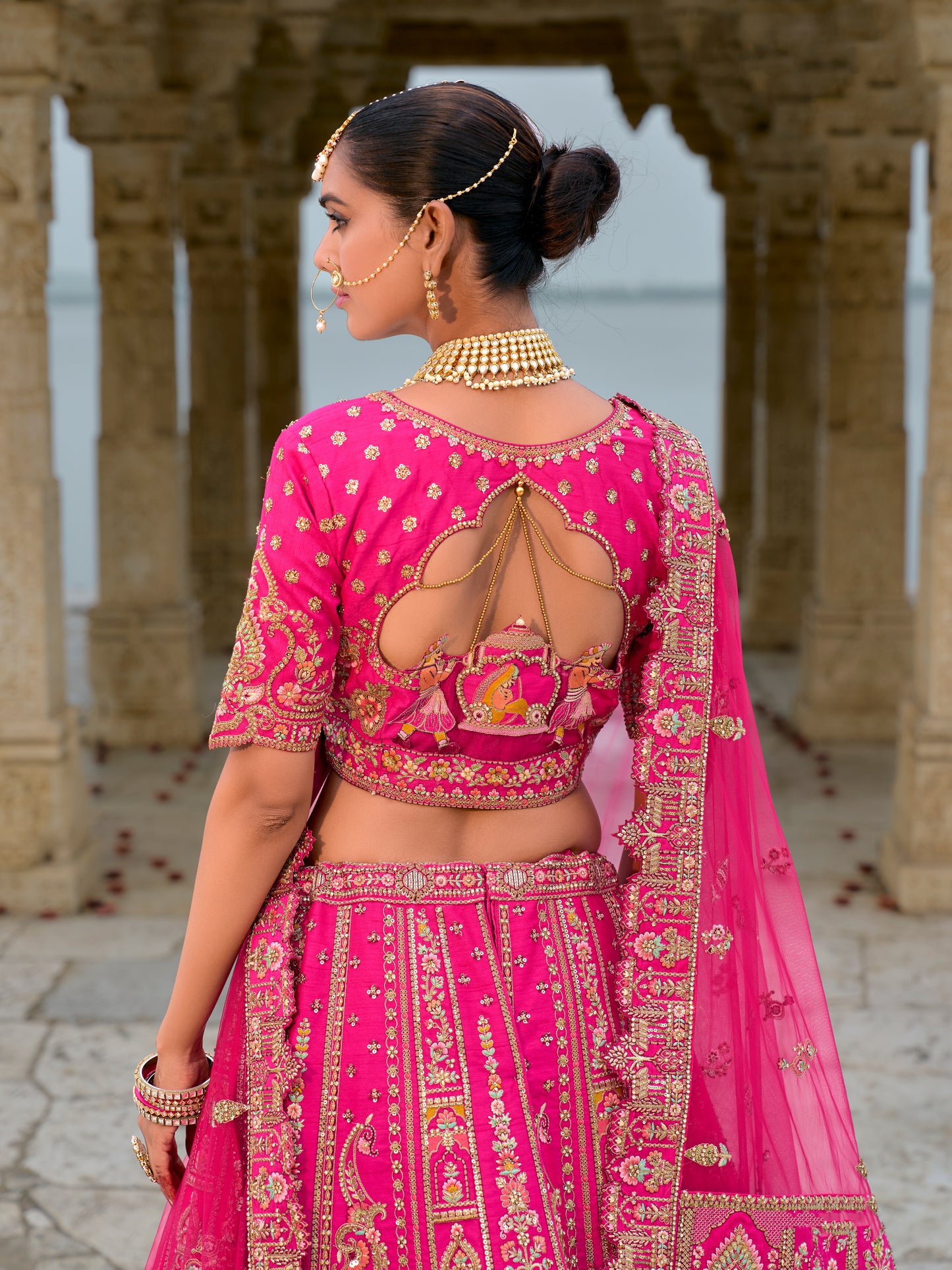 Eleganter rosa-grauer Braut-Lehenga mit Zarkan-Stickerei und Pailletten