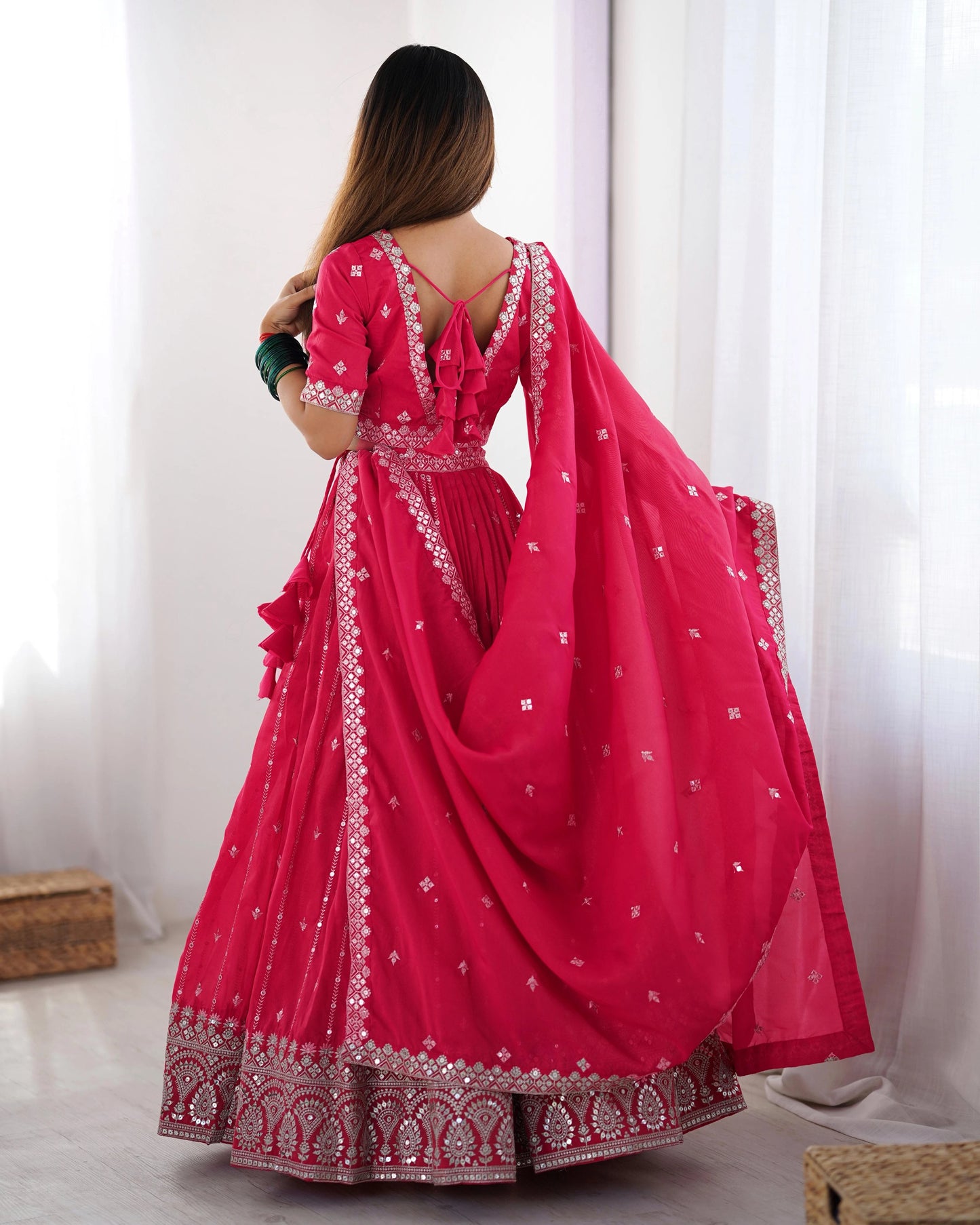 Lehenga Choli majestueux rose fuchsia avec broderies et sequins