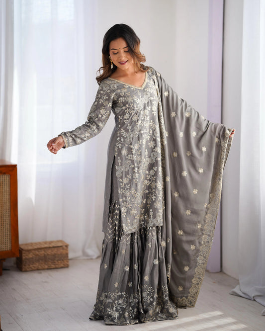 Ensemble Salwar Kameez gris clair en soie chinon avec délicate broderie et sequins
