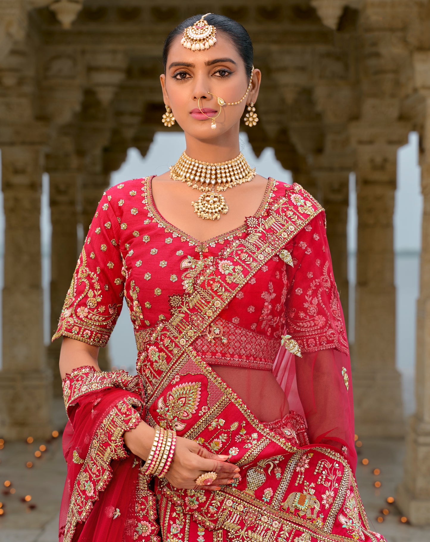 Eleganter rosa-grauer Braut-Lehenga mit Zarkan-Stickerei und Pailletten