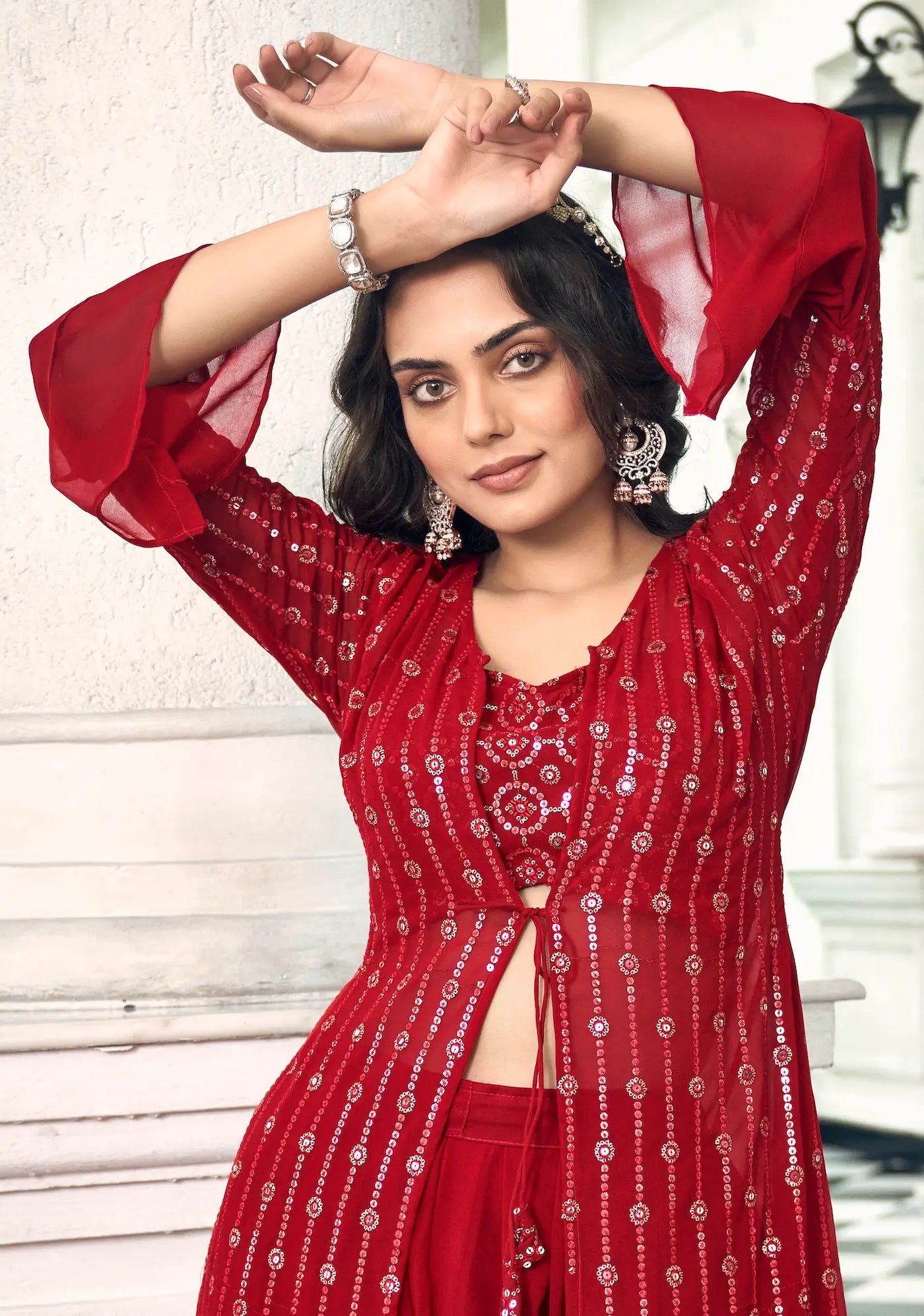 Ensemble Indo-Occidental Salwar en Georgette Rouge avec Broderie au Fil et Sequins