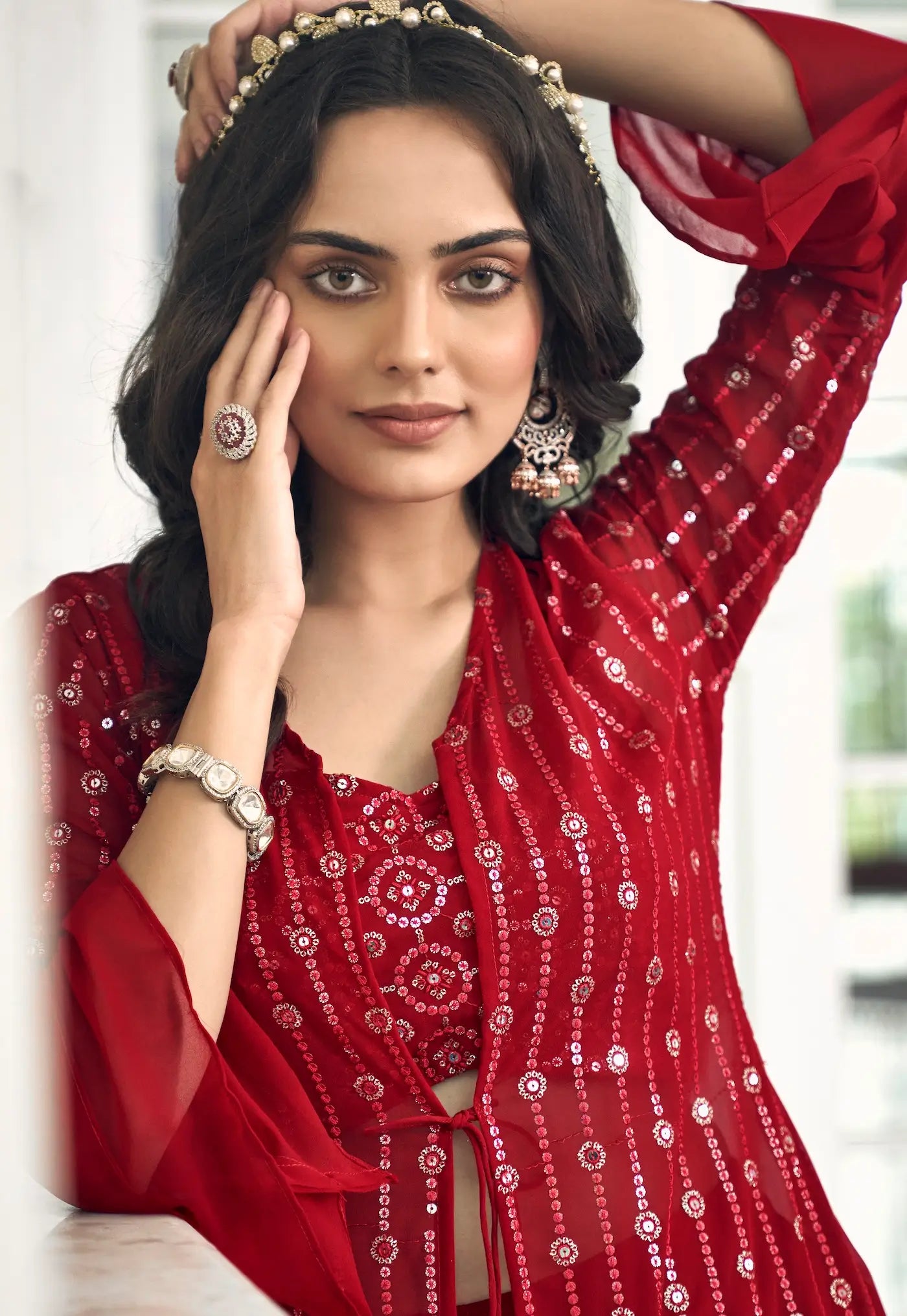Ensemble Indo-Occidental Salwar en Georgette Rouge avec Broderie au Fil et Sequins