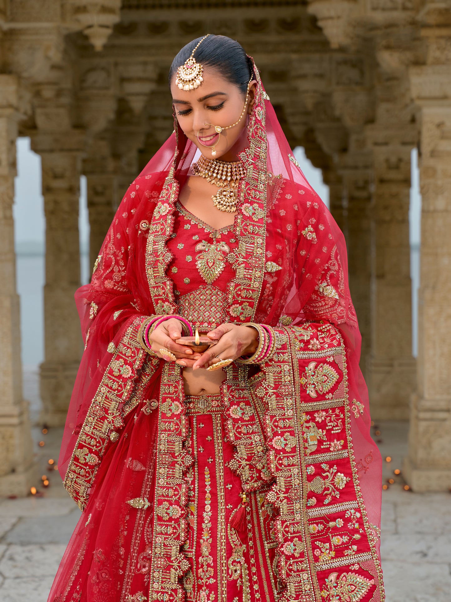 Eleganter rosa-grauer Braut-Lehenga mit Zarkan-Stickerei und Pailletten