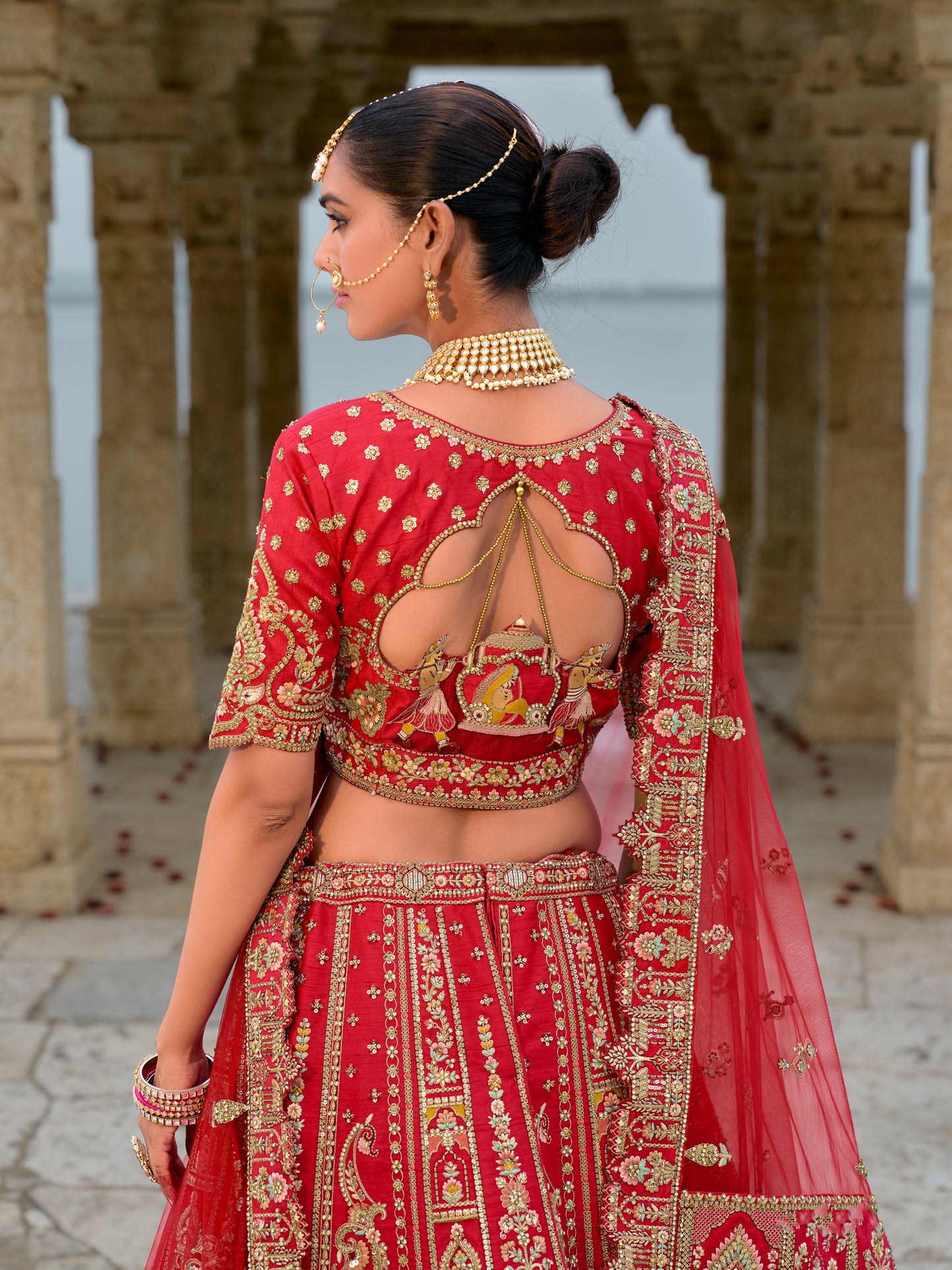 Eleganter rosa-grauer Braut-Lehenga mit Zarkan-Stickerei und Pailletten