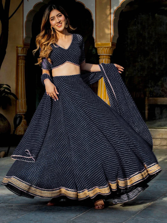 Lehenga noir en georgette avec imprimé Leheriya, orné de broderies zari et de finitions en dentelle cording