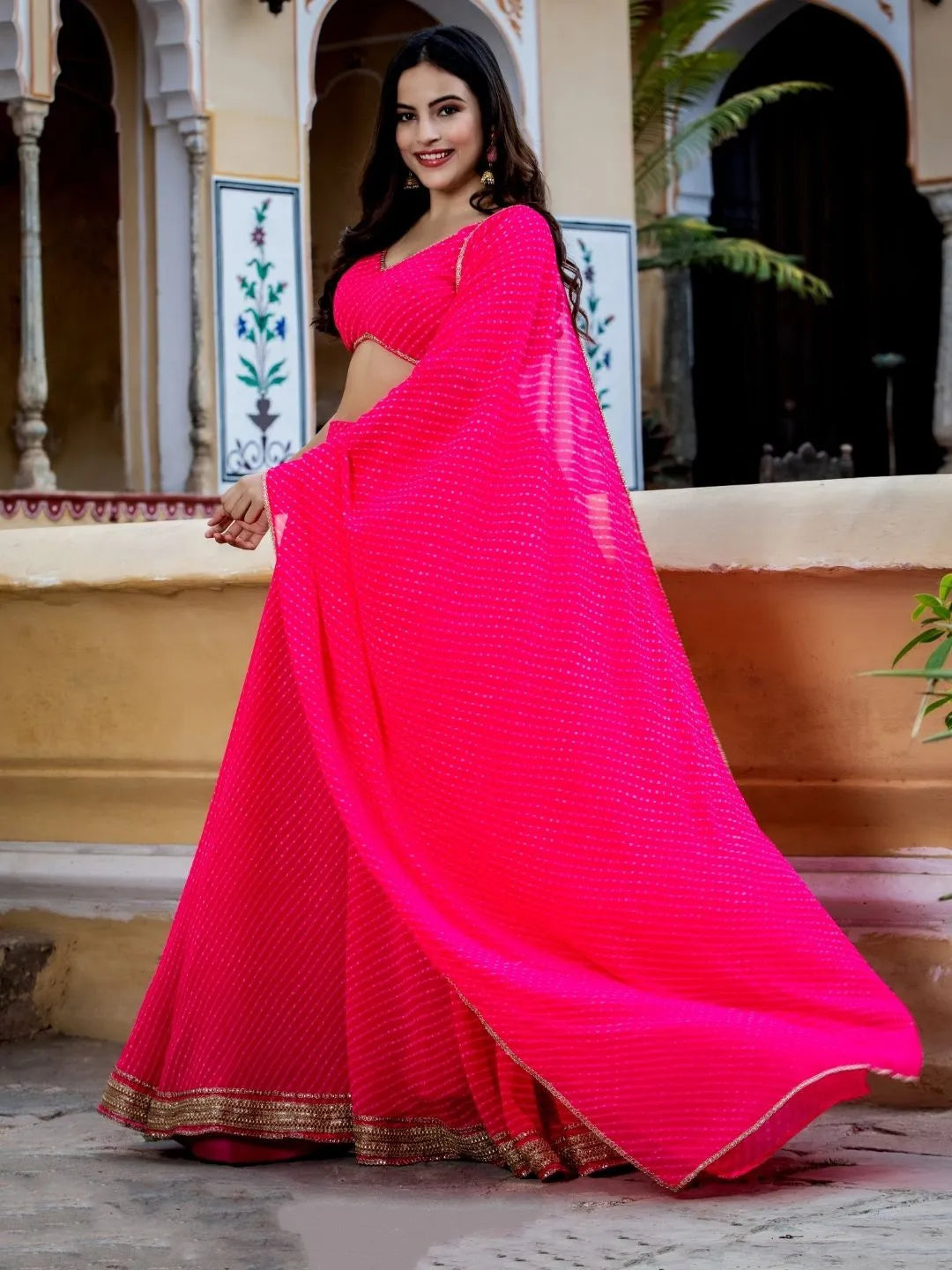 Lehenga Choli Rose Vif en Georgette avec Imprimé Leheriya, Broderies Zari et Dentelle Cording