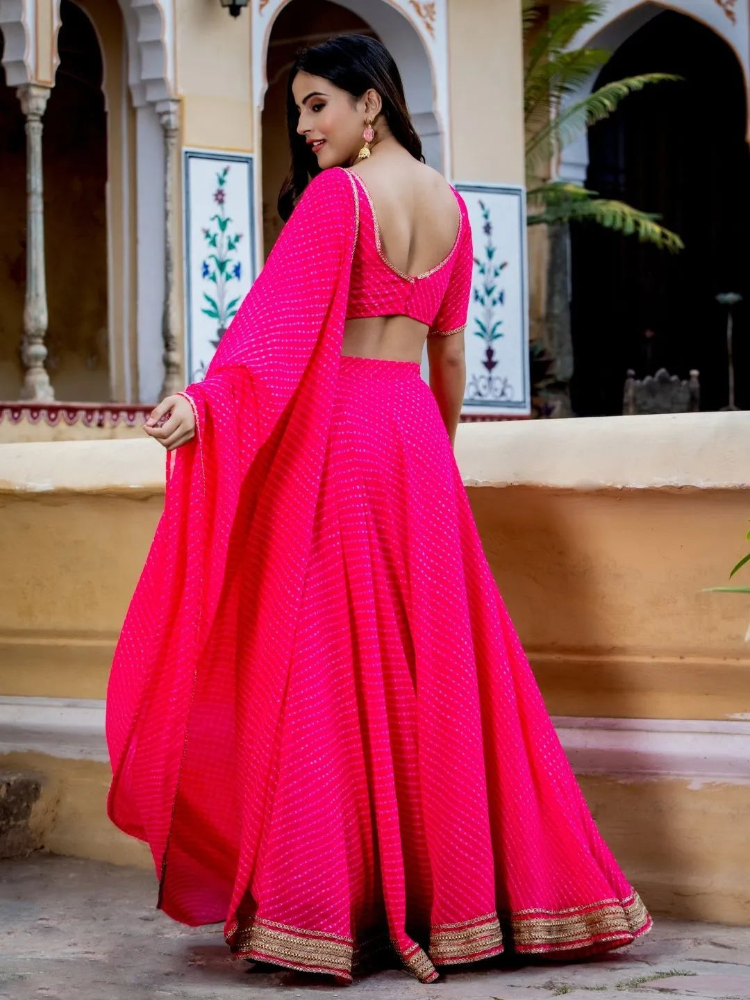 Lehenga Choli Rose Vif en Georgette avec Imprimé Leheriya, Broderies Zari et Dentelle Cording