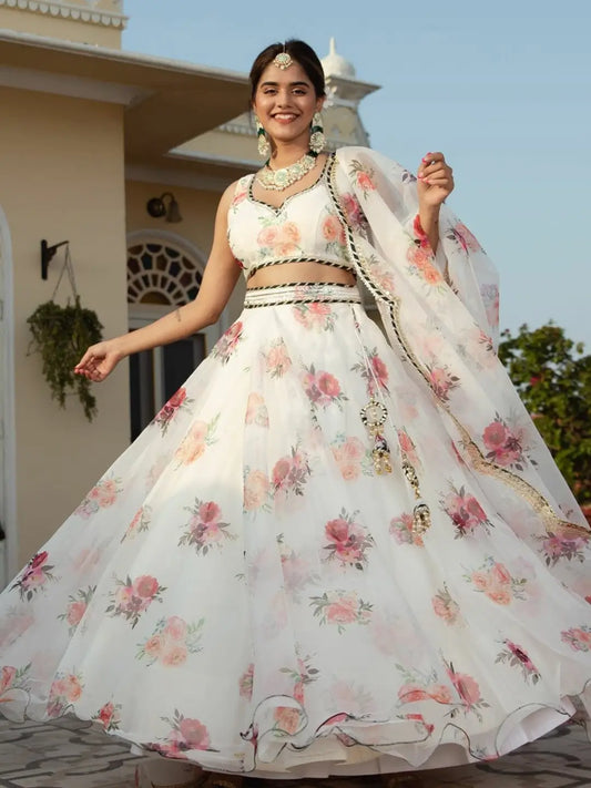 Lehenga en organza blanc avec impression numérique florale et travail de broderie