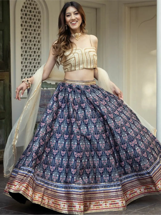 Lehenga en soie bleue et crème avec imprimé numérique et travail Gota Patti tendance