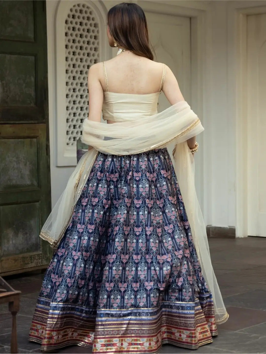Lehenga en soie bleue et crème avec imprimé numérique et travail Gota Patti tendance