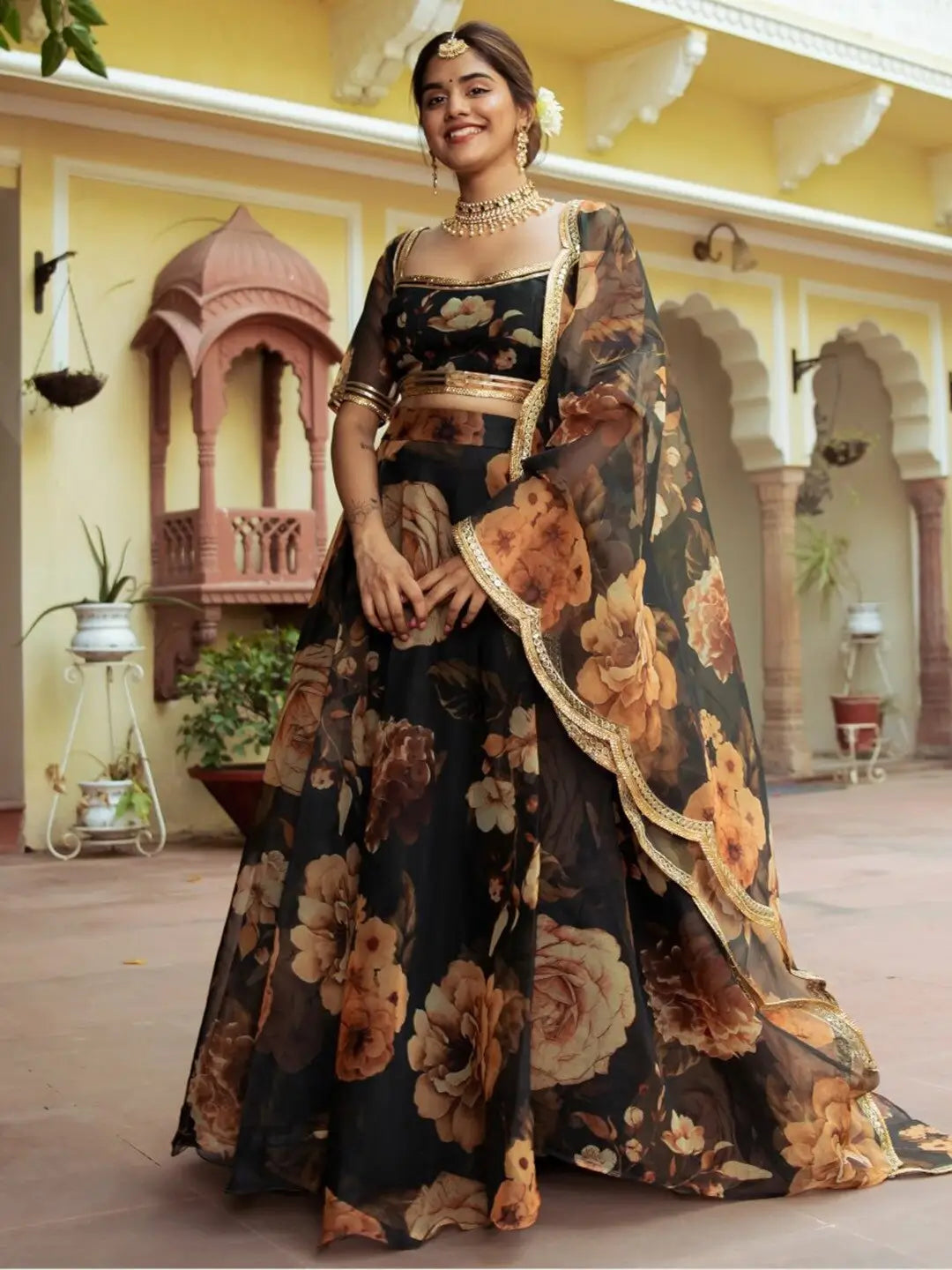 Lehenga en organza noir avec imprimé floral et travail de Gota Patti