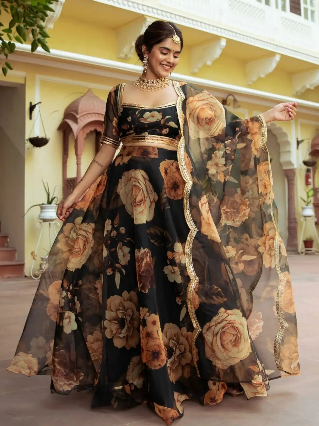Lehenga en organza noir avec imprimé floral et travail de Gota Patti