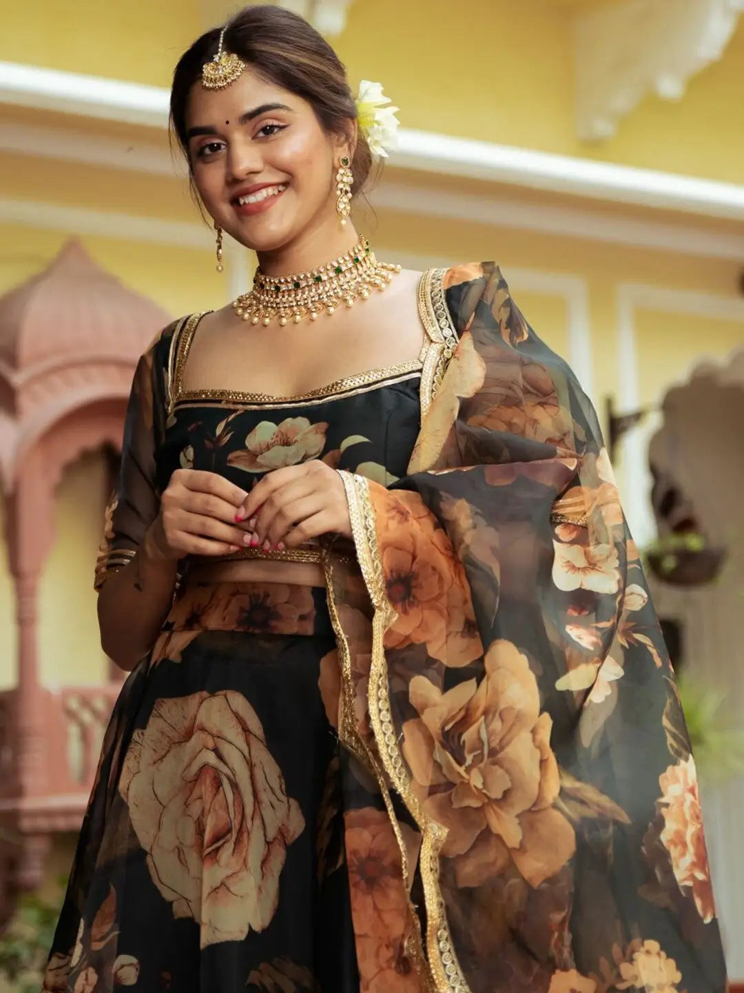 Lehenga en organza noir avec imprimé floral et travail de Gota Patti