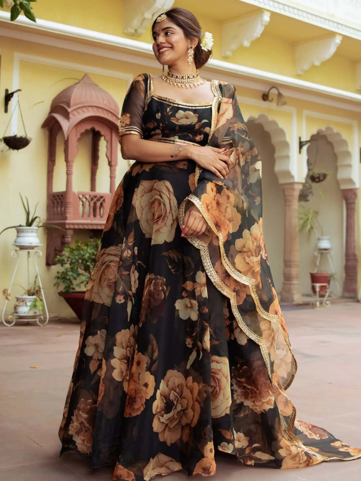 Lehenga en organza noir avec imprimé floral et travail de Gota Patti