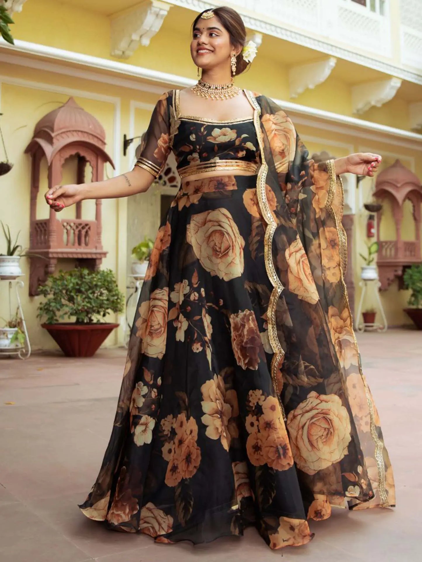 Lehenga en organza noir avec imprimé floral et travail de Gota Patti