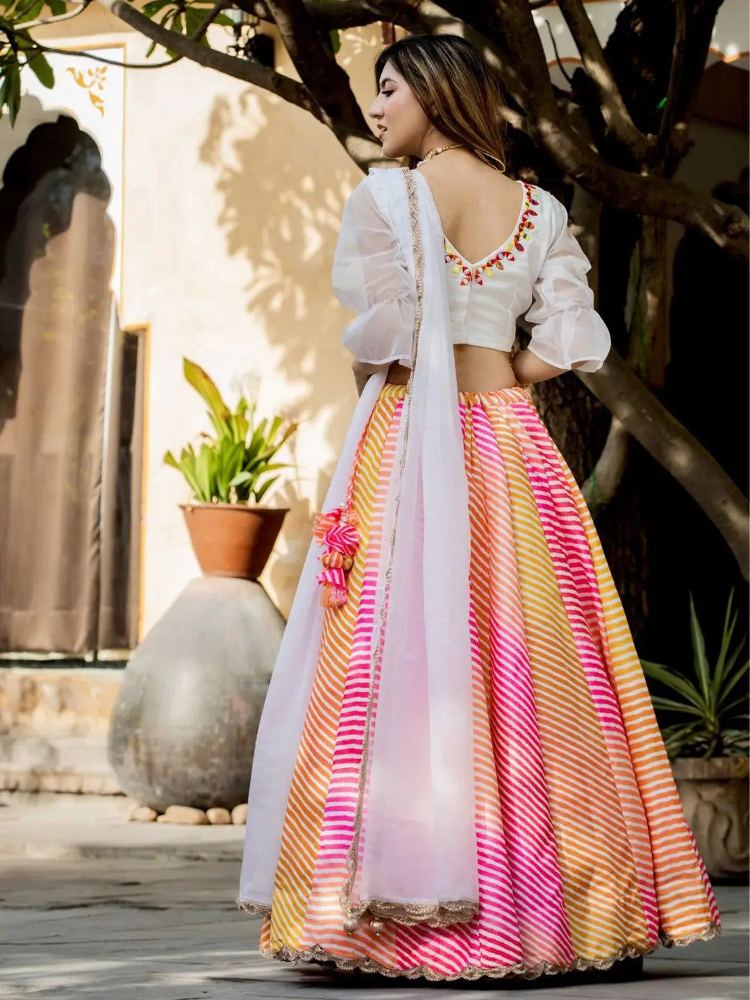 Lehenga Organza blanc rose et jaune multicolore avec impression numérique et blouse avec perles et travail de miroir authentique