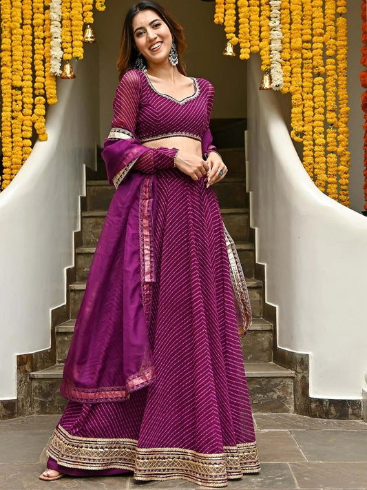 Lehenga en georgette couleur violet raisin avec imprimé Leheriya, sublimé par des finitions en broderie Zari et dentelle Cording