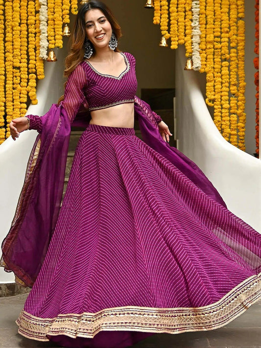 Lehenga en georgette couleur violet raisin avec imprimé Leheriya, sublimé par des finitions en broderie Zari et dentelle Cording