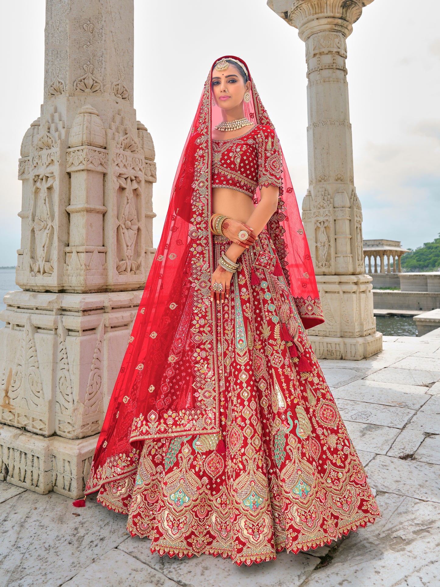 Eleganter rosa-grauer Braut-Lehenga mit Zarkan-Stickerei und Pailletten