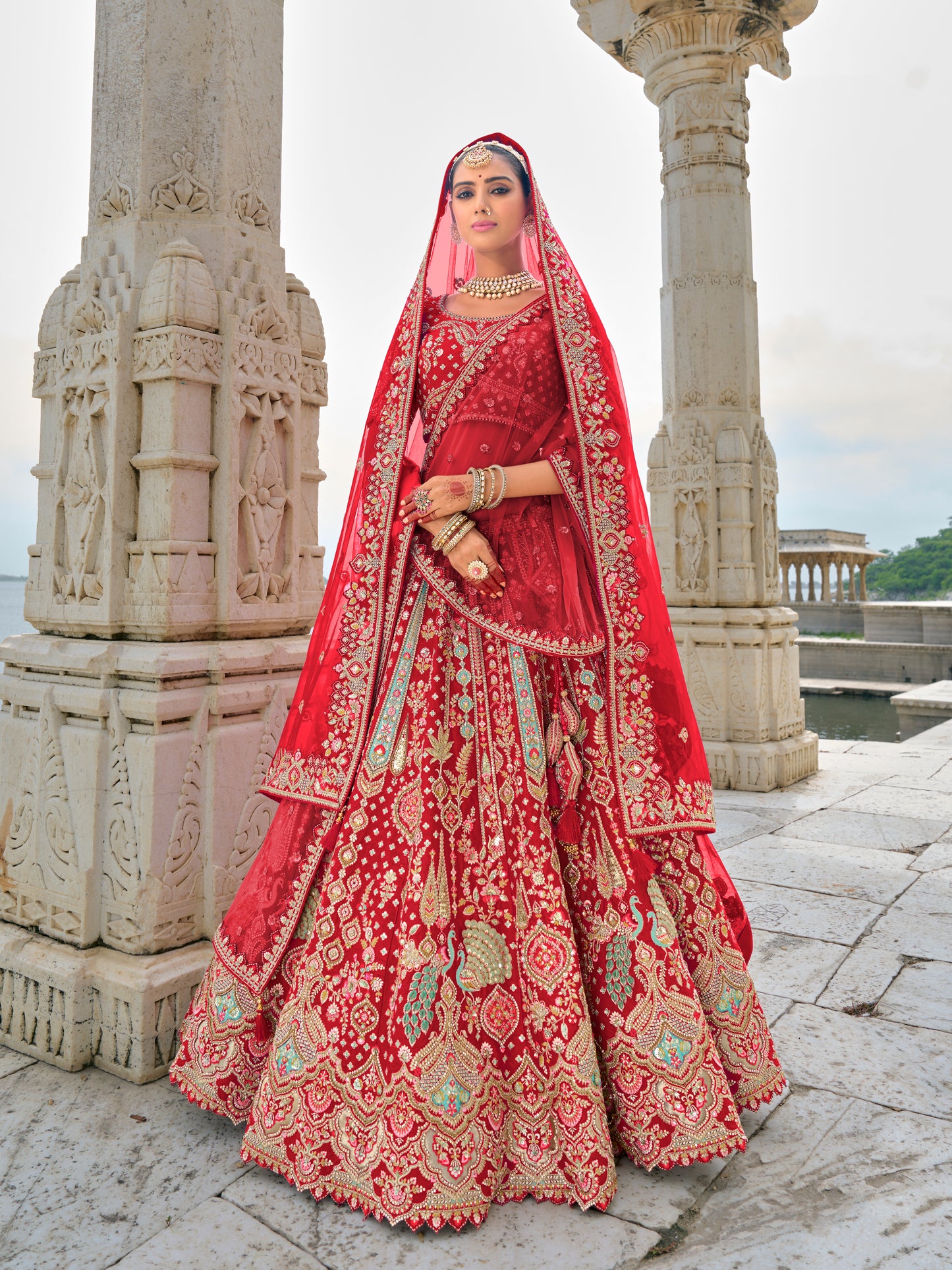 Eleganter rosa-grauer Braut-Lehenga mit Zarkan-Stickerei und Pailletten