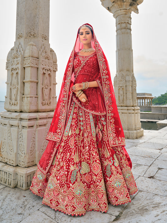 Lehenga de mariée en soie et broderies khatli rouge vif avec double dupatta rouge et détails bleus turquoise