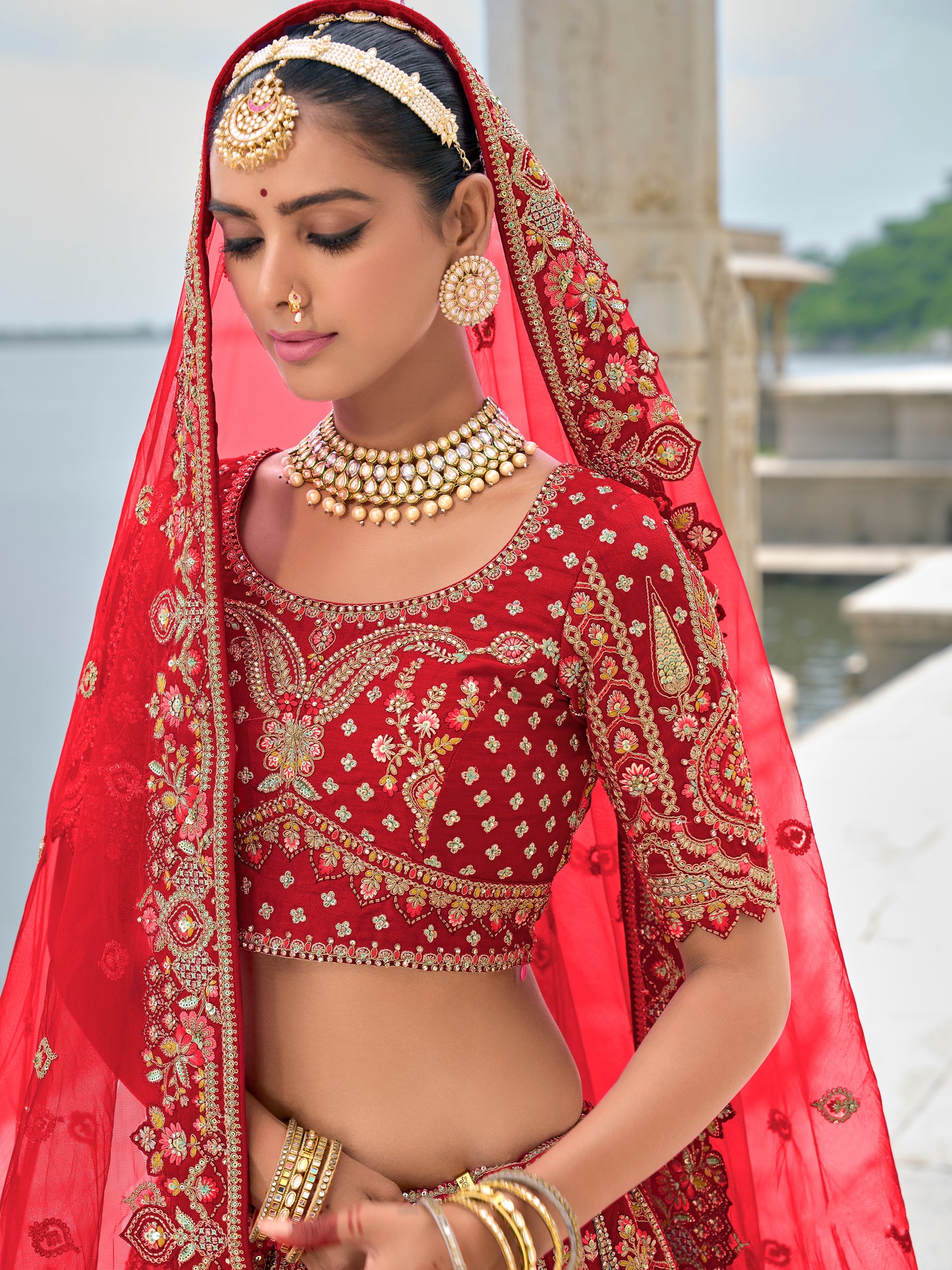 Eleganter rosa-grauer Braut-Lehenga mit Zarkan-Stickerei und Pailletten