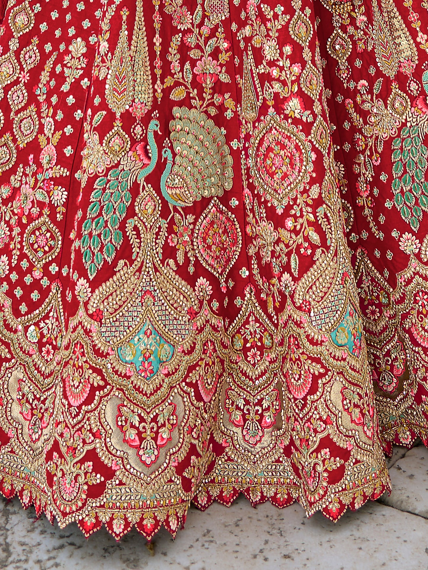 Eleganter rosa-grauer Braut-Lehenga mit Zarkan-Stickerei und Pailletten