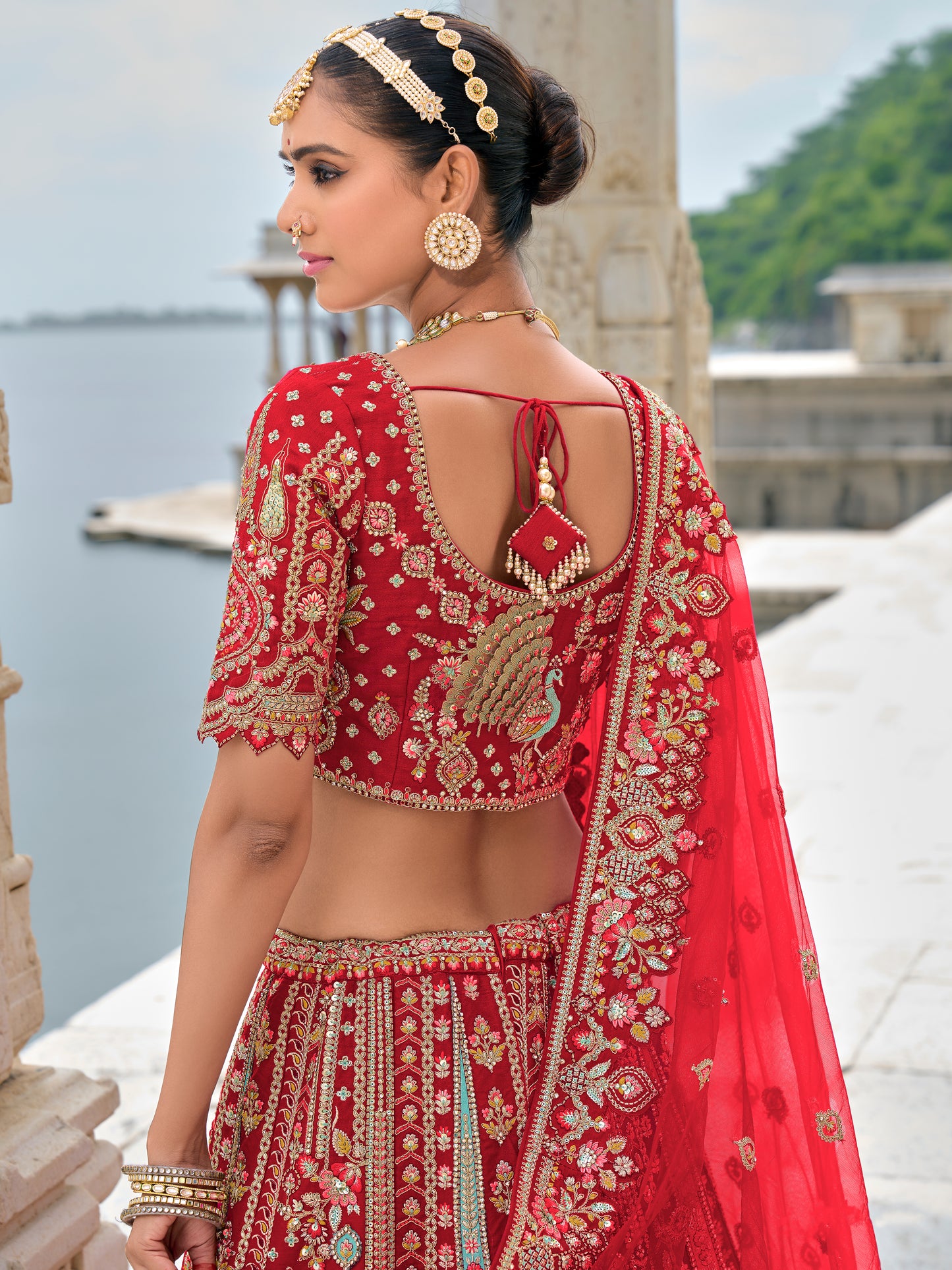 Eleganter rosa-grauer Braut-Lehenga mit Zarkan-Stickerei und Pailletten