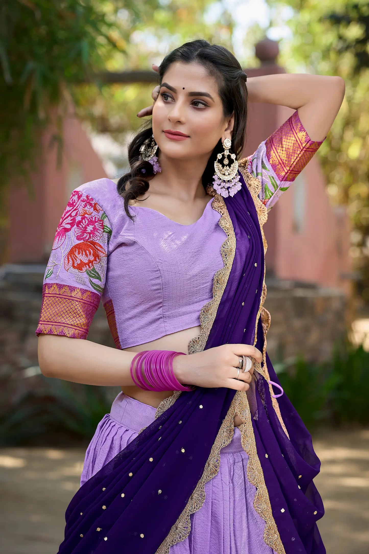 Lavendelfarbenes Lehenga Choli aus Baumwolle und Seide mit Stickerei