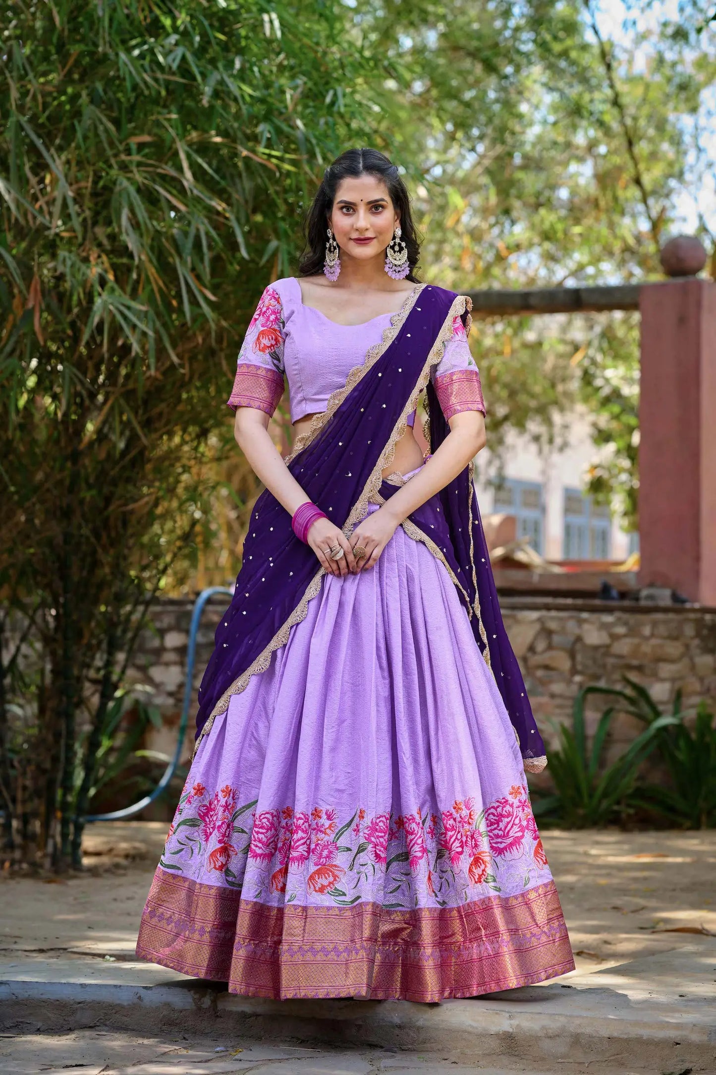 Lavendelfarbenes Lehenga Choli aus Baumwolle und Seide mit Stickerei