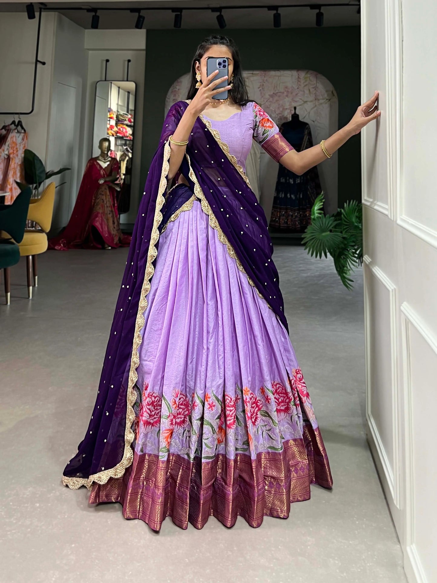 Lavendelfarbenes Lehenga Choli aus Baumwolle und Seide mit Stickerei