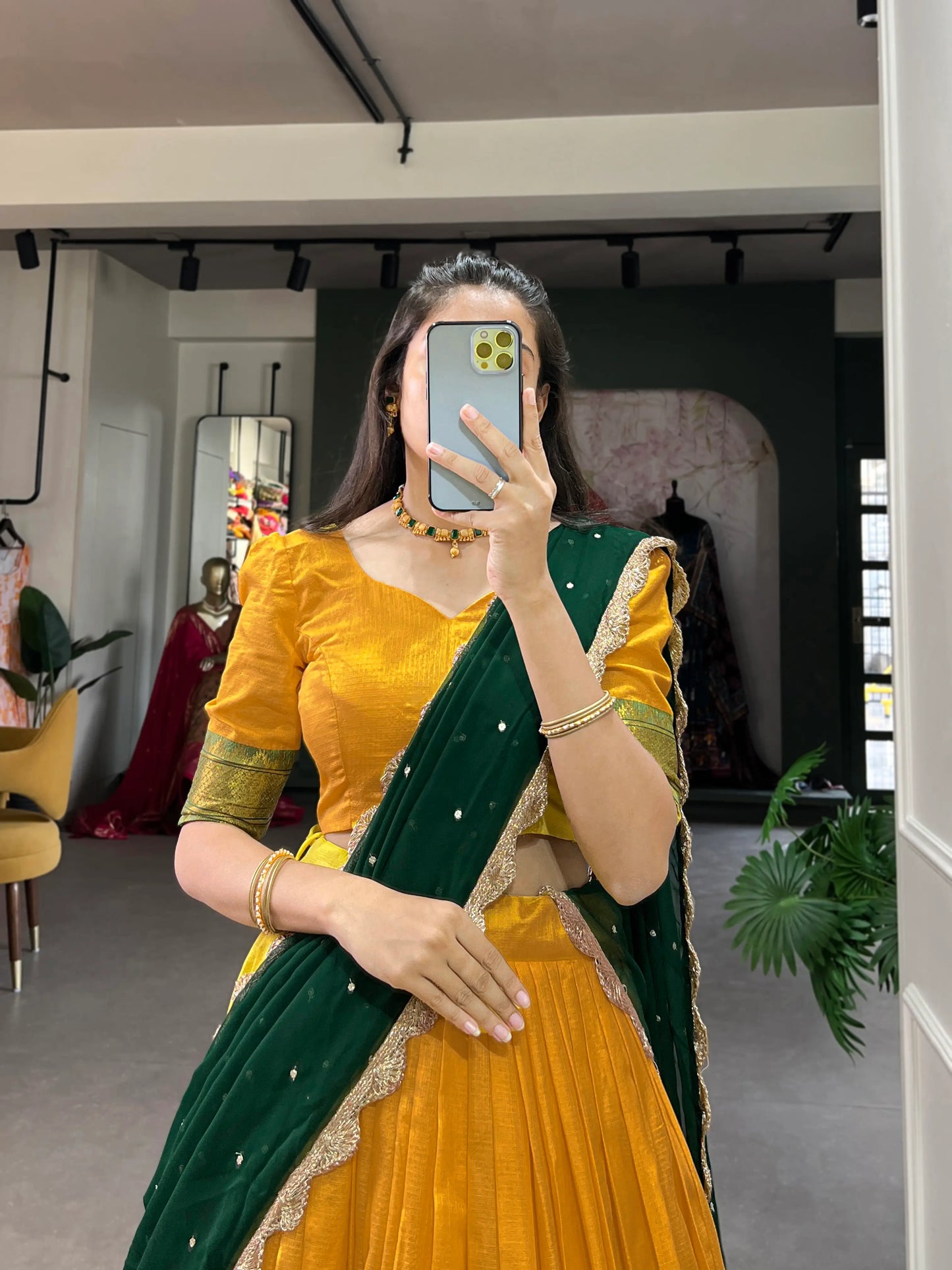 Senffarbener Lehenga Choli aus Baumwolle und Seide mit Stickerei