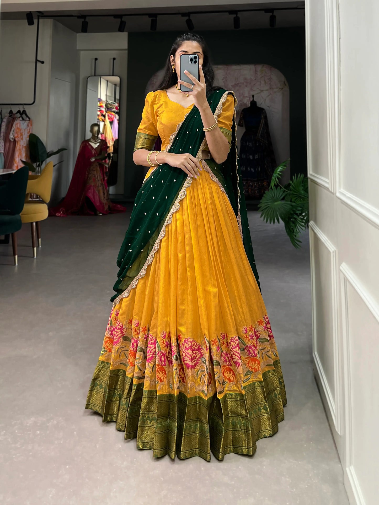 Senffarbener Lehenga Choli aus Baumwolle und Seide mit Stickerei