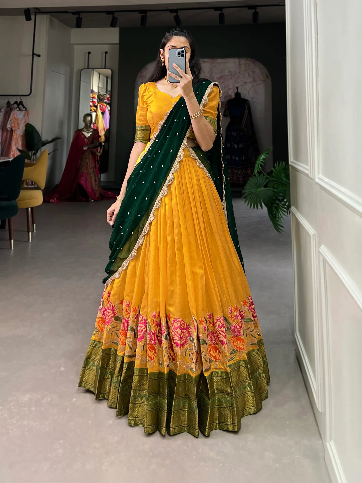 Senffarbener Lehenga Choli aus Baumwolle und Seide mit Stickerei