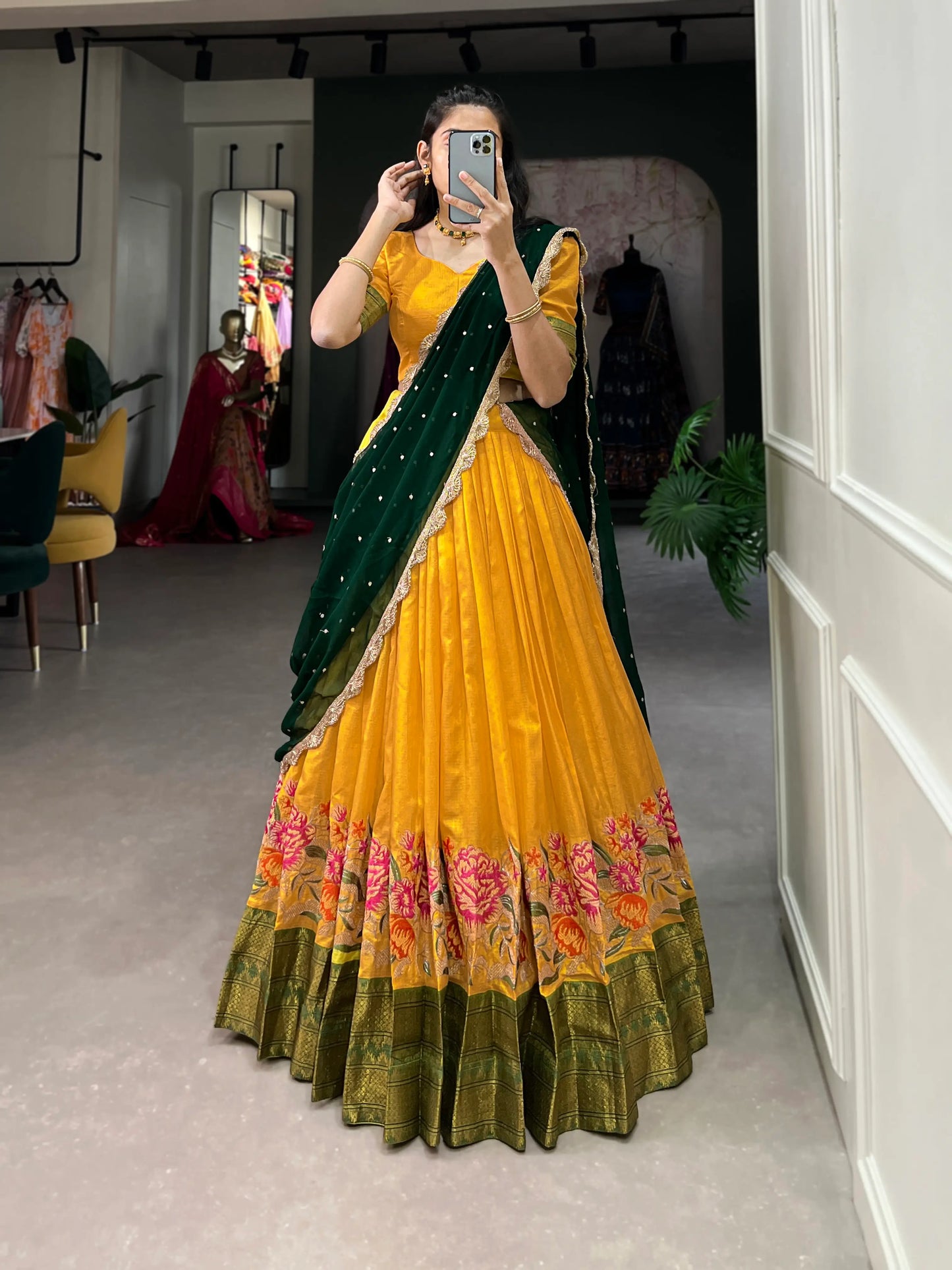 Senffarbener Lehenga Choli aus Baumwolle und Seide mit Stickerei